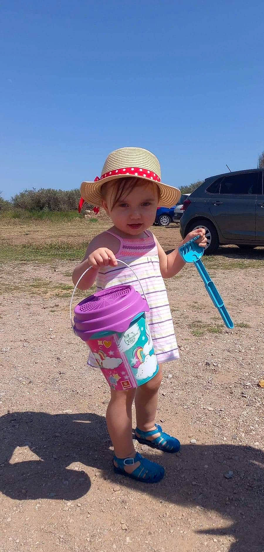 Tania participe au concours pour gagner de l'argent avec cette photo : baby, cap, car, child, fun, grass, happy, hat, headwear, human_body, leisure, person, sandal, sky, standing, sun_hat, tire, toddler, travel, van