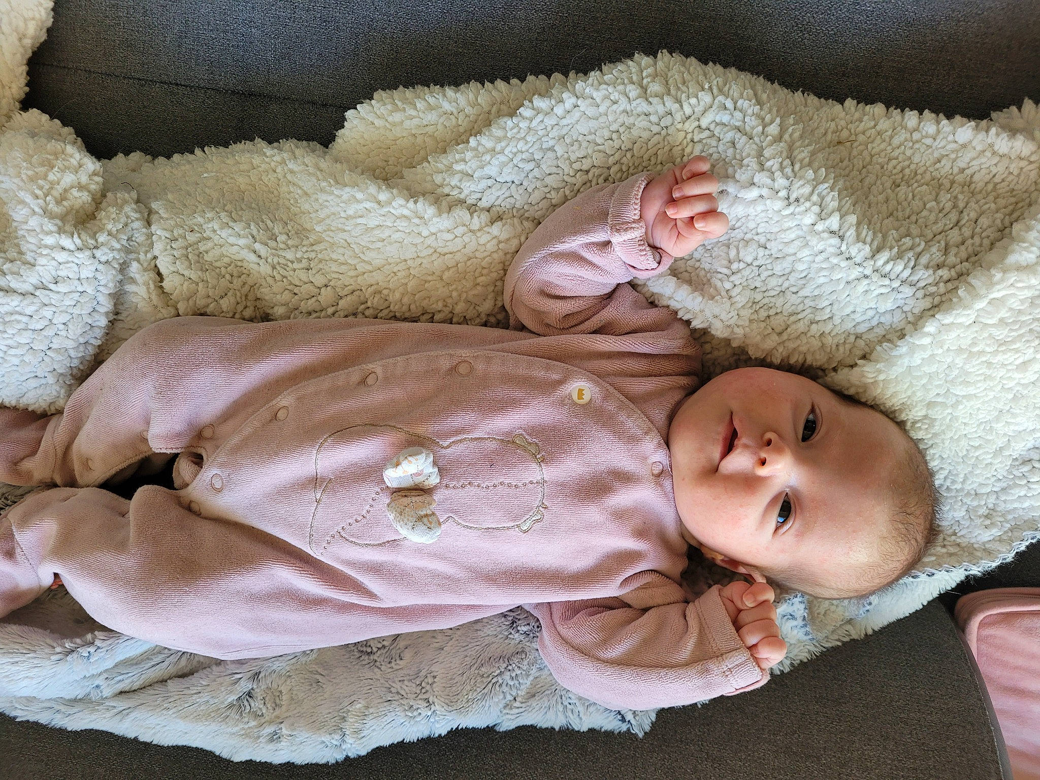 Izia a rejoint le concours — aidez-le/la à gagner de superbes lots ! baby, baby_products, baby_sleeping, baby_toddler_clothing, bedtime, cheek, child, comfort, couch, eye, hand, headgear, human_body, linens, nap, person, skin, textile, toddler, wood