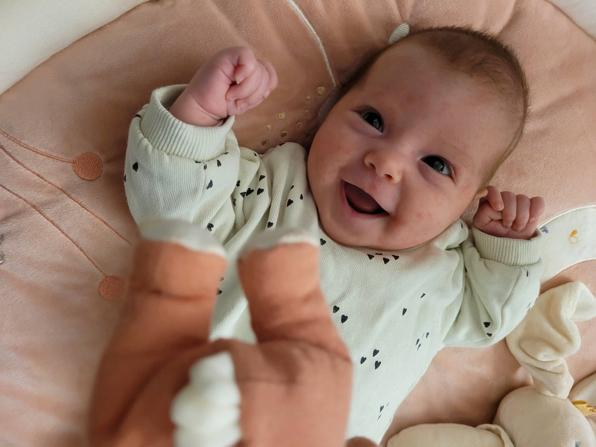 Izia a rejoint le concours — aidez-le/la à gagner de superbes lots ! baby, baby_toddler_clothing, cheek, comfort, dress, eye, face, finger, gesture, hand, happy, head, nail, nose, person, product, skin, sleeve, smile, thumb