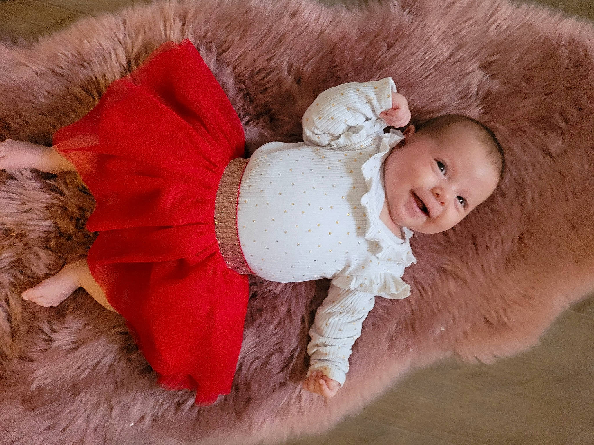 Izia participe au concours pour gagner de l'argent avec cette photo : baby, baby_toddler_clothing, child, comfort, eye, fawn, fur, fur_clothing, hair_accessory, happy, head, headband, headgear, human_body, iris, person, petal, pink, skin, smile