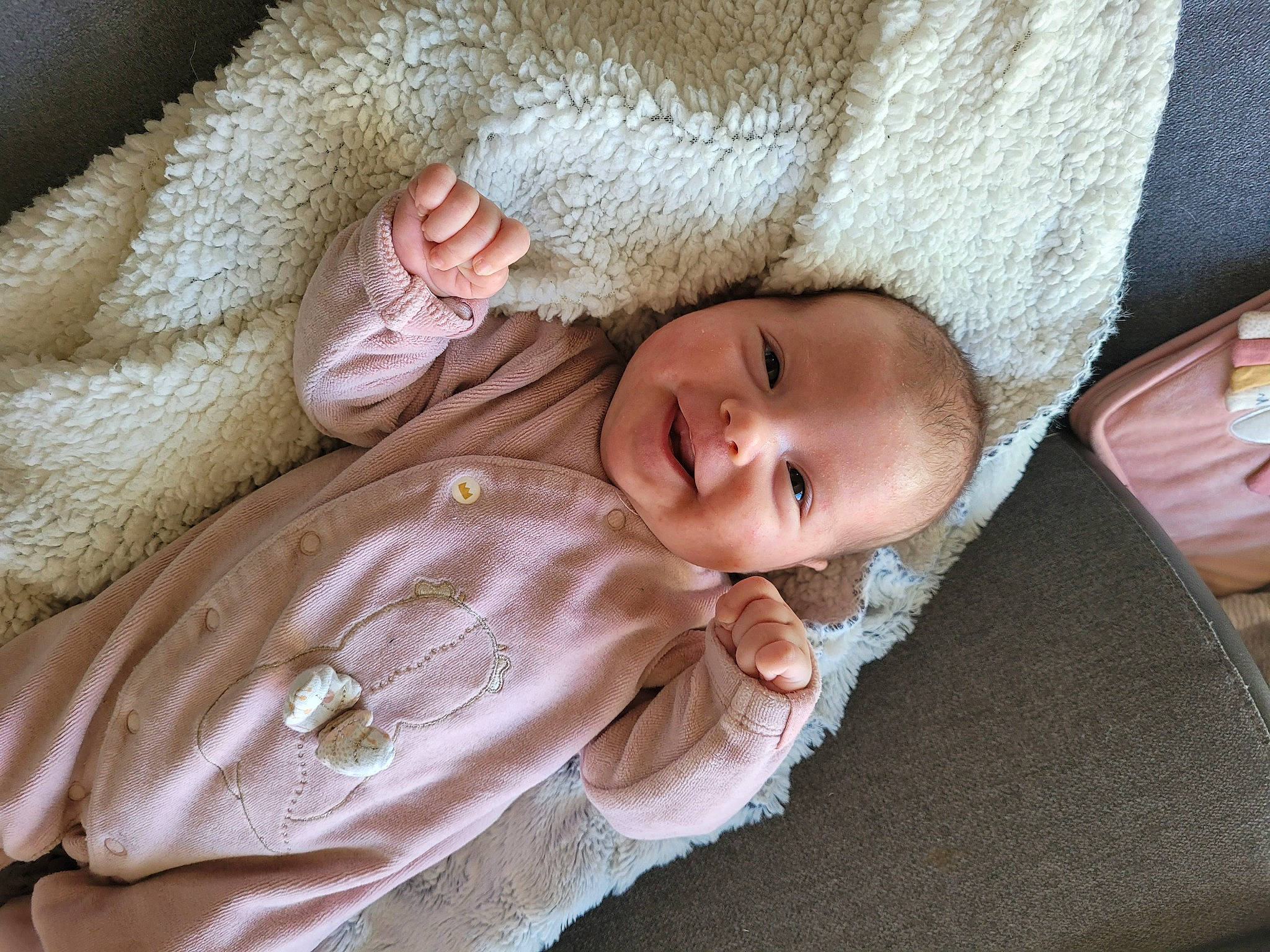 Izia a rejoint le concours — aidez-le/la à gagner de superbes lots ! baby, baby_toddler_clothing, cheek, chin, comfort, couch, eye, eyebrow, face, head, human_body, iris, linens, lip, nose, person, skin, sleeve, textile, toddler