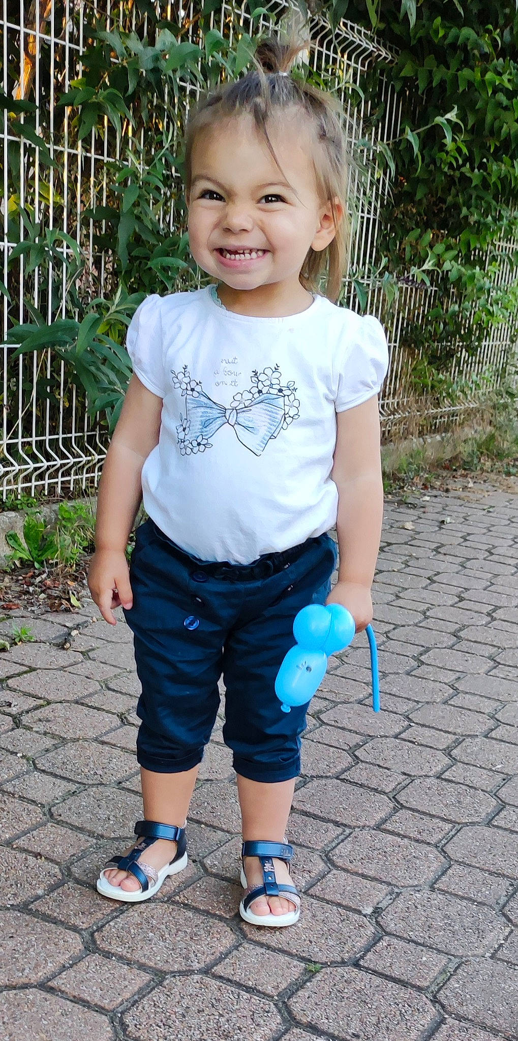 Yliana participe au concours pour gagner de l'argent avec cette photo : azure, baby_toddler_clothing, balloon, blue, clothing, cool, denim, face, facial_expression, grass, green, happy, head, joy, person, photograph, plant, sleeve, smile, summer