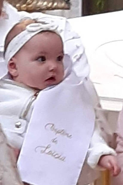 Loïcia participe au concours pour gagner de l'argent avec cette photo : baby, baby_products, baby_toddler_clothing, cap, cheek, child, comfort, facial_expression, fur, gesture, handwriting, happy, headwear, hoodie, lip, nose, outerwear, person, portrait_photography, sleeve