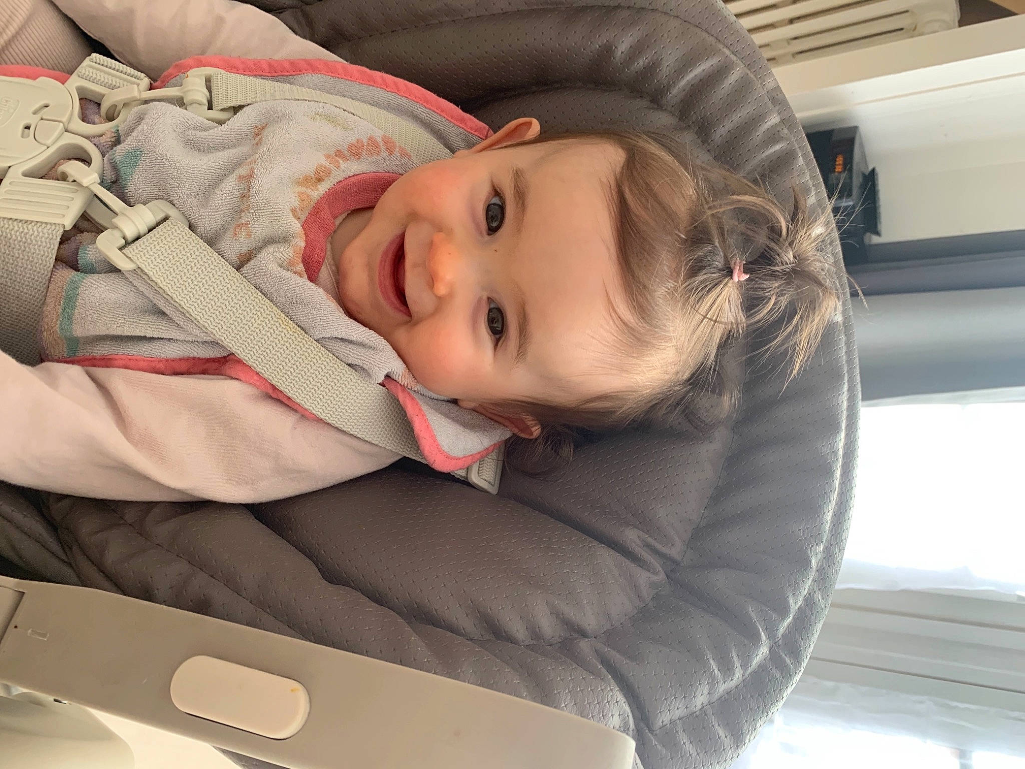 Maëlle participe au concours pour gagner de l'argent avec cette photo : auto_part, automotive_design, automotive_exterior, baby, baby_carriage, blond, car_seat, child, comfort, family_car, head, joy, lip, luxury_vehicle, motor_vehicle, mouth, nose, person, smile, toddler