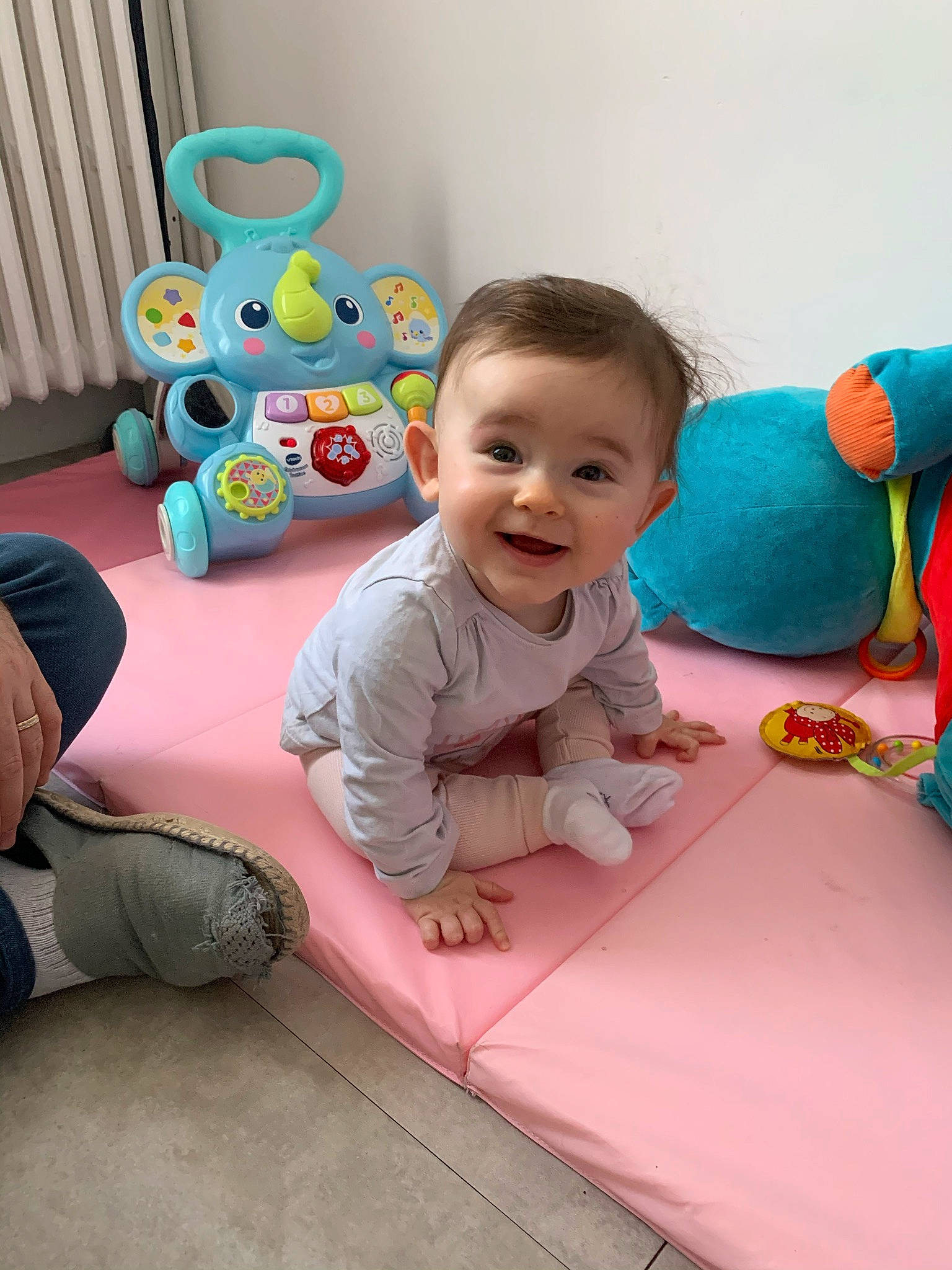Maëlle a rejoint le concours — aidez-le/la à gagner de superbes lots ! baby, baby_playing_with_toys, baby_toddler_clothing, blue, child, comfort, facial_expression, flooring, fun, happy, joy, leisure, mammal, people, person, pink, product, purple, skin, smile