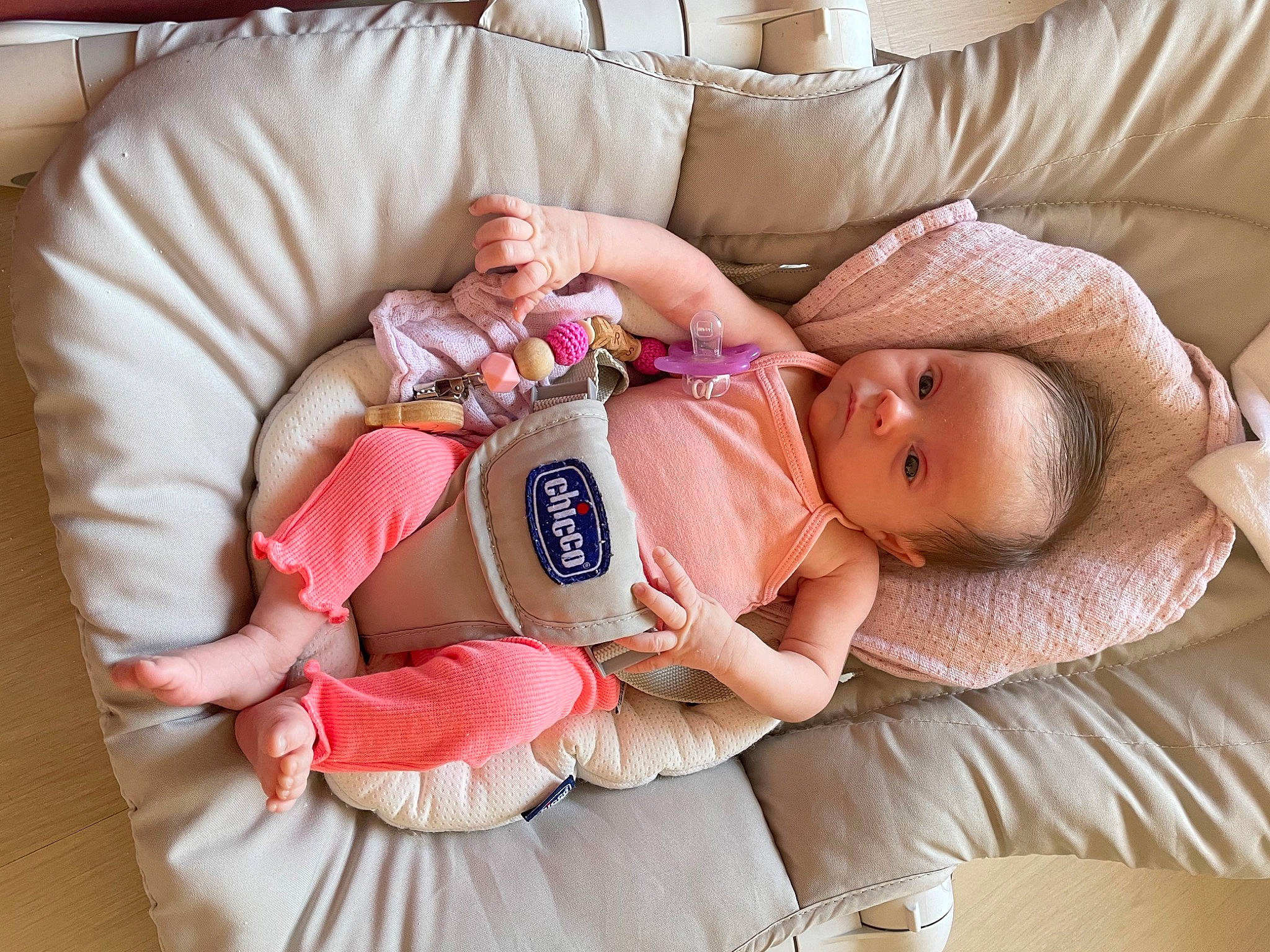 Iris a rejoint le concours — aidez-le/la à gagner de superbes lots ! baby, baby_products, baby_safety, baby_sleeping, baby_toddler_clothing, bedtime, child, comfort, finger, hand, linens, nail, nap, peach, person, pink, product, room, skin, sleep