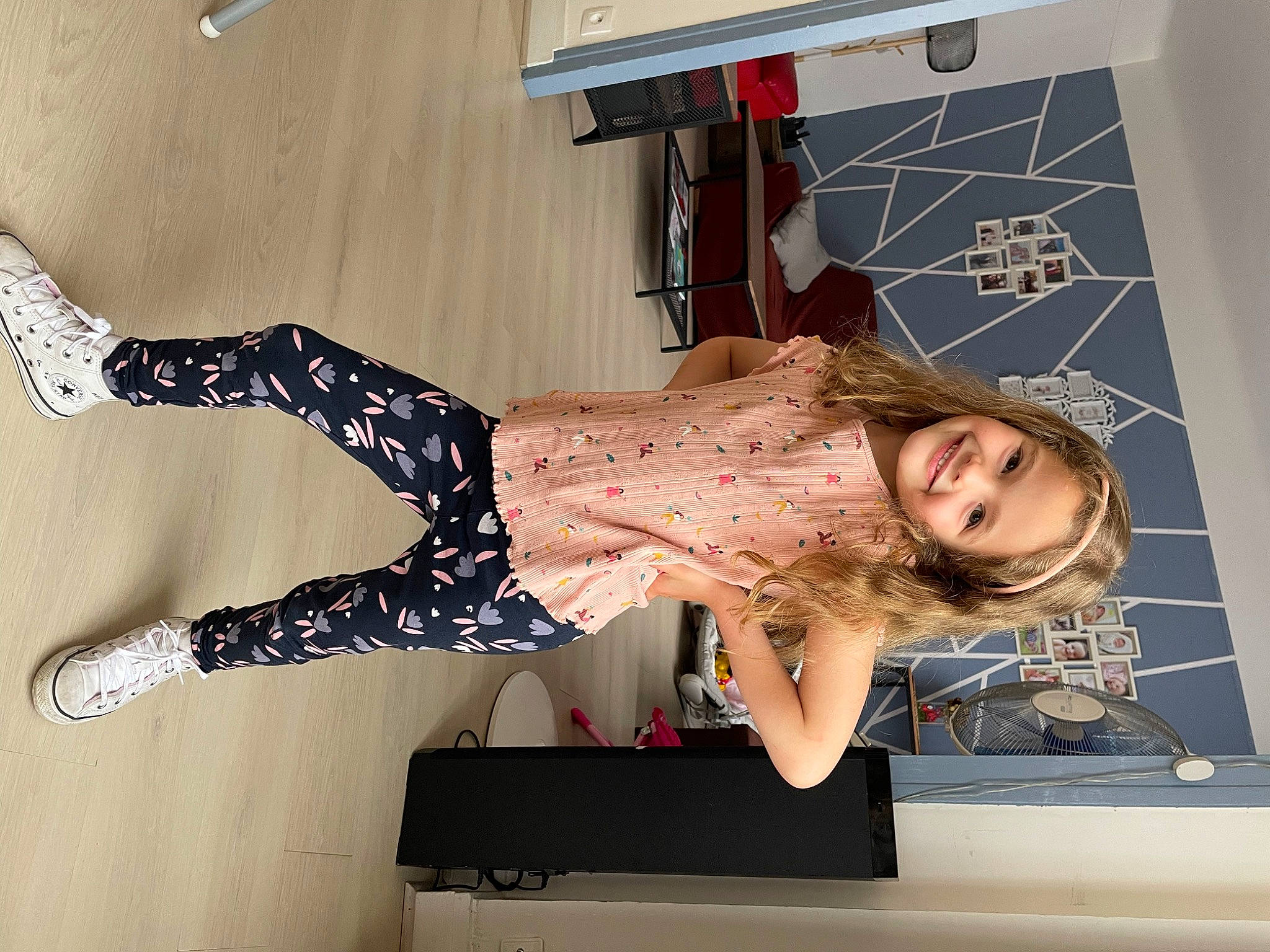 Sélenia a rejoint le concours — aidez-le/la à gagner de superbes lots ! abdomen, balance, dress, elbow, entertainment, event, fashion_design, flooring, fun, human_leg, joy, knee, leg, performance, performing_arts, person, room, sandal, smile, thigh