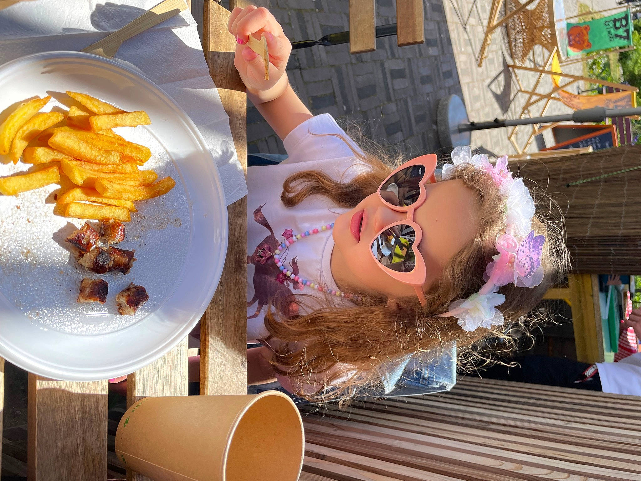 Sélenia a rejoint le concours — aidez-le/la à gagner de superbes lots ! deep_frying, event, eyewear, fast_food, food, french_fries, fried_food, fun, happy, ingredient, leisure, orange, person, plate, platter, recipe, sunglasses, tableware, thigh, window