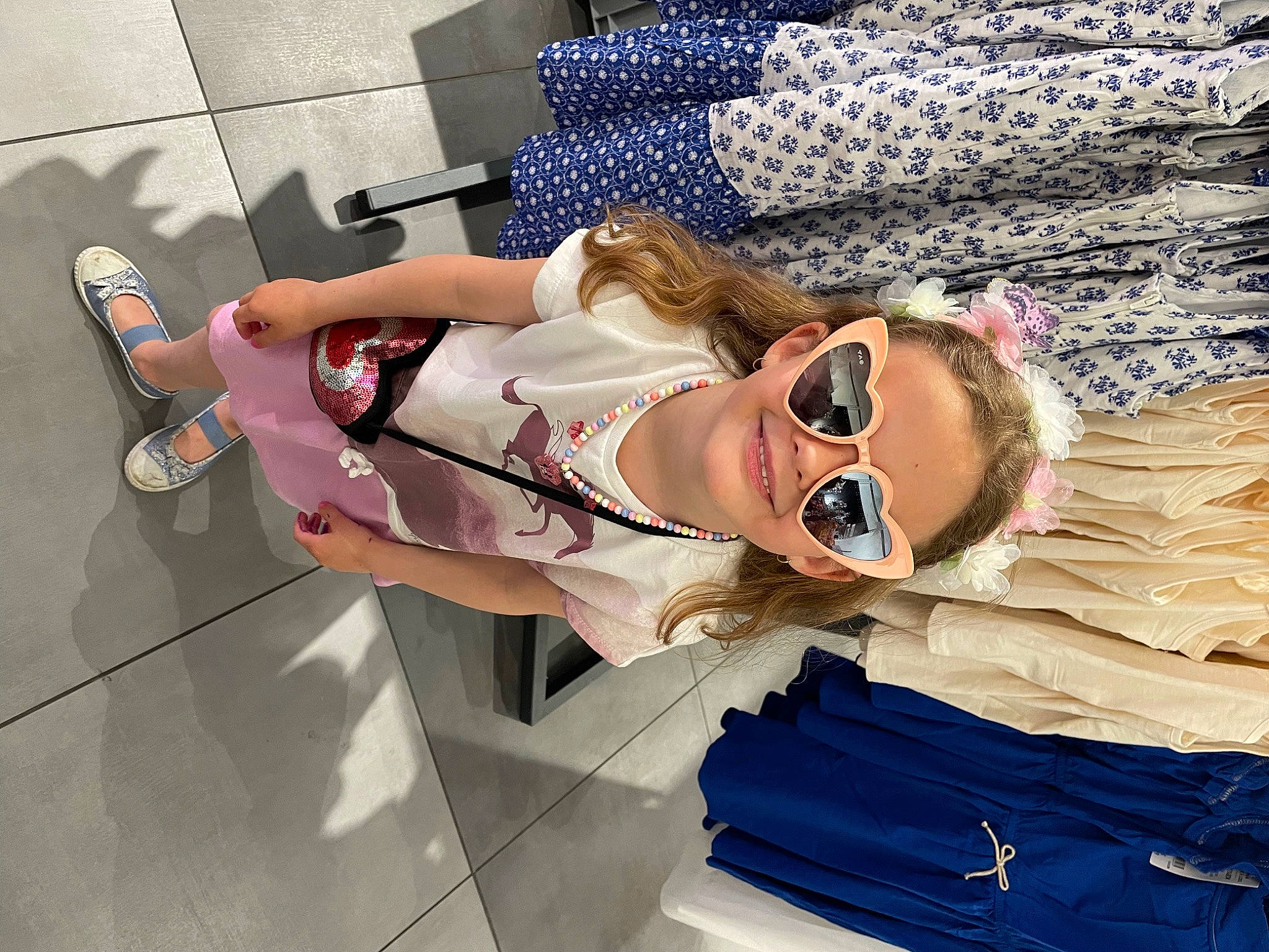 Sélenia participe au concours pour gagner de l'argent avec cette photo : electric_blue, eyewear, fun, goggles, happy, human_leg, joy, leisure, pattern, person, recreation, sandal, sitting, smile, street_fashion, sunglasses, textile, thigh, tourism, travel