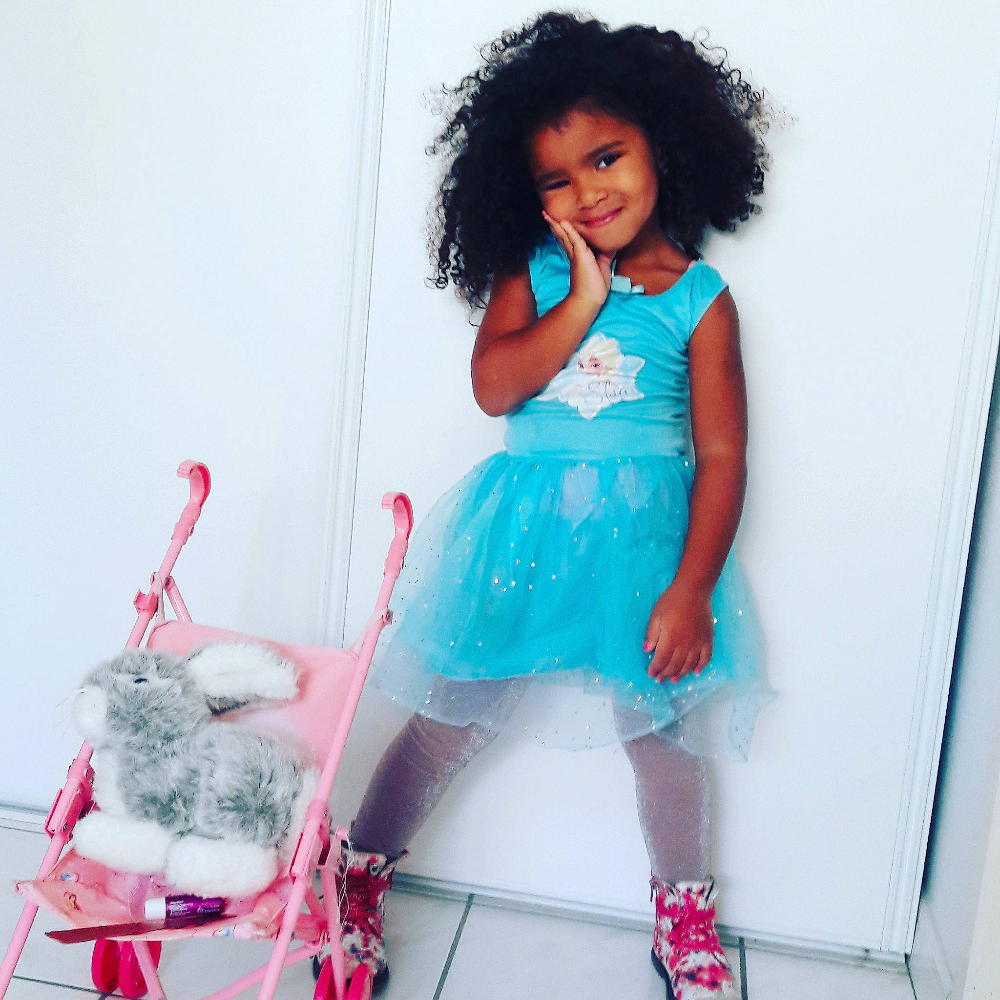 Daniyah a rejoint le concours — aidez-le/la à gagner de superbes lots ! costume, fun, girl, joy, person, photo_shoot, shoulder, textile