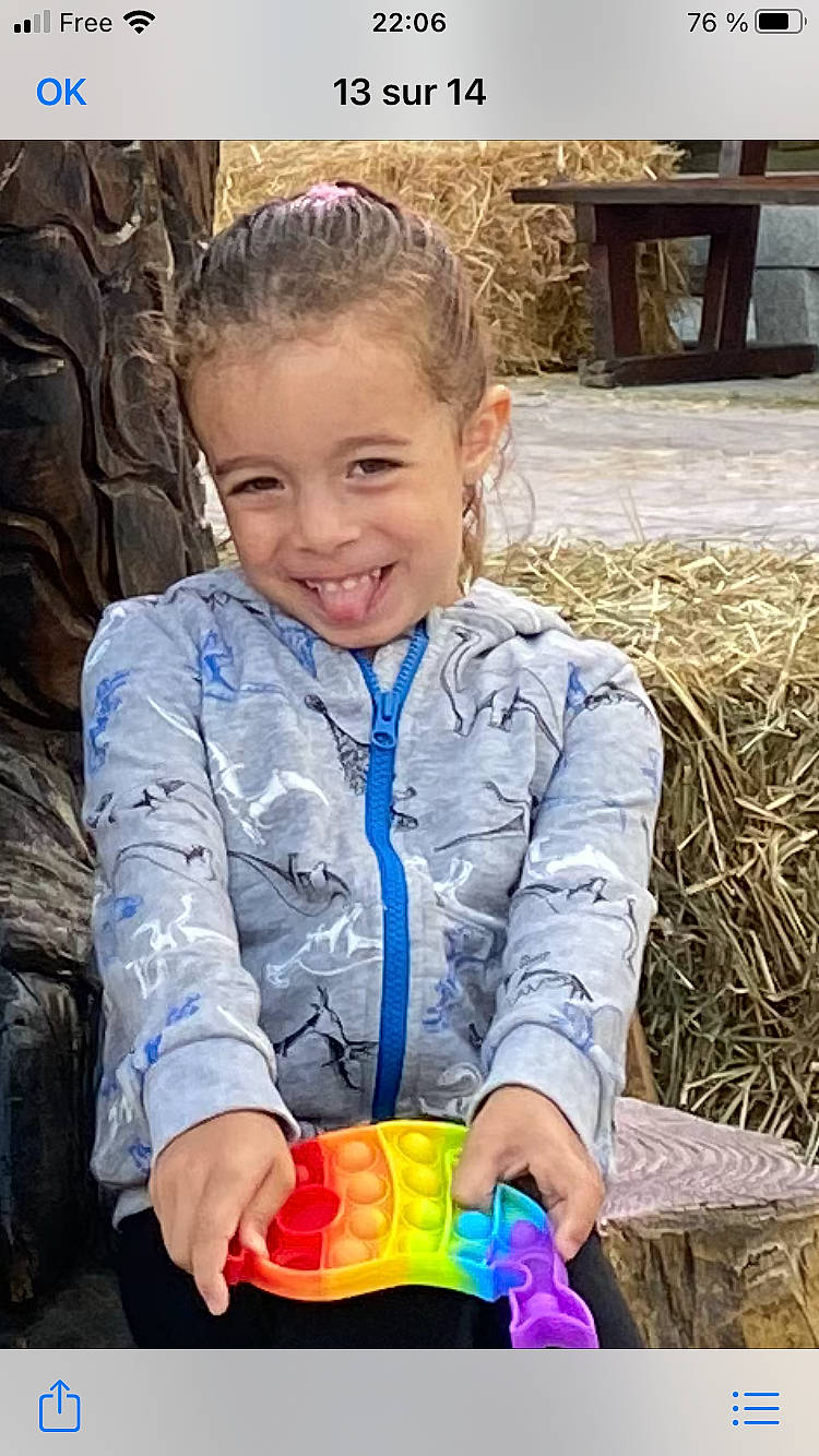 Lola a rejoint le concours — aidez-le/la à gagner de superbes lots ! baby_toddler_clothing, beauty, electric_blue, eye, face, fun, grass, happy, head, iris, joy, leisure, outerwear, person, photograph, skin, sleeve, smile, snapshot, standing