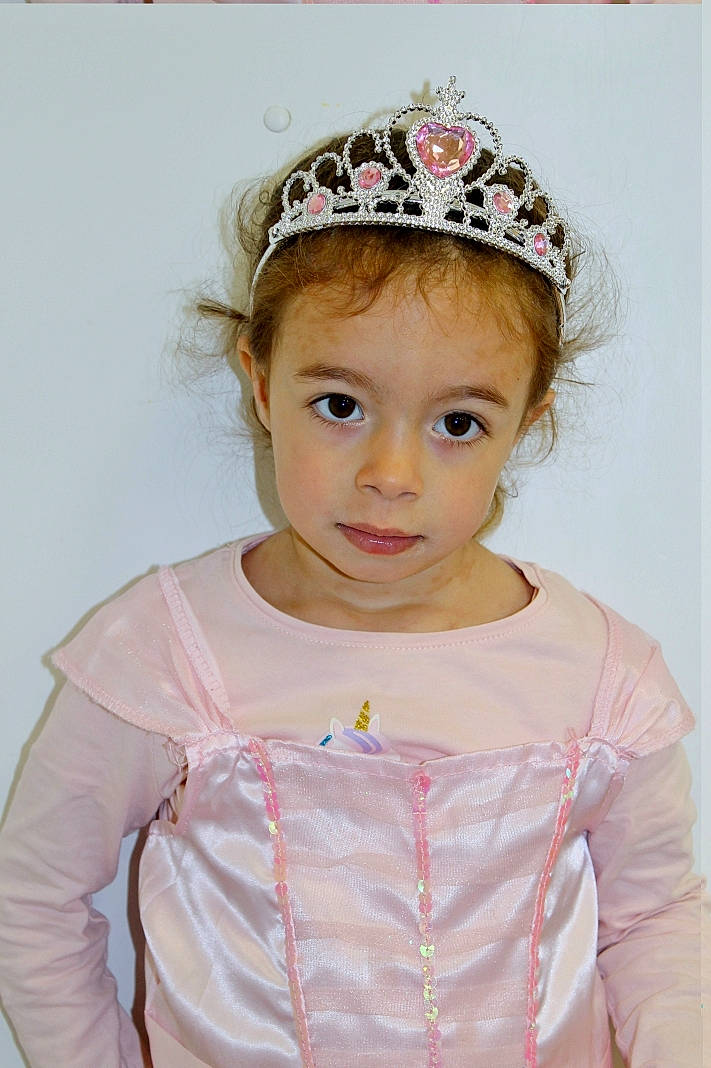 Lola a rejoint le concours — aidez-le/la à gagner de superbes lots ! baby_toddler_clothing, chin, costume_hat, dress, eyebrow, eyelash, facial_expression, hairstyle, happy, head, headgear, headpiece, iris, jewellery, neck, person, pink, skin, sleeve, tiara