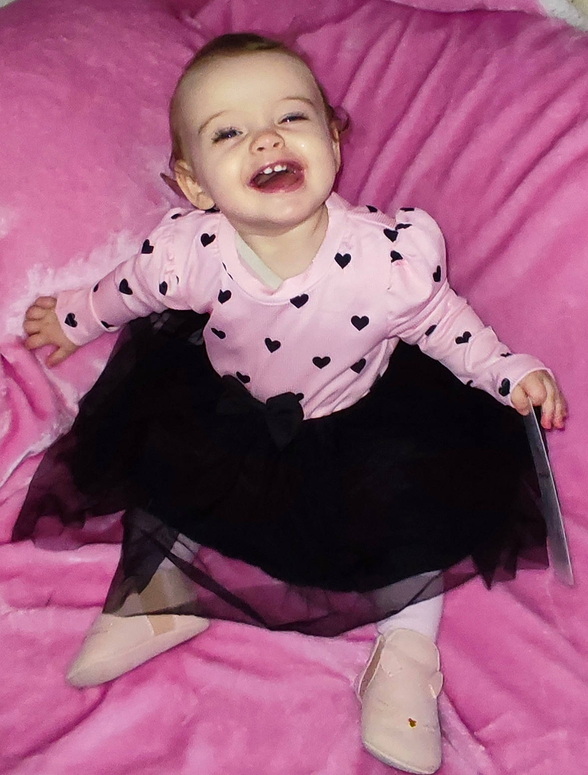 Neïla participe au concours pour gagner de l'argent avec cette photo : arm, baby, baby_toddler_clothing, cheek, child, comfort, face, happy, human_body, magenta, pattern, person, pink, purple, sitting, sleeve, smile, t_shirt, textile, toddler