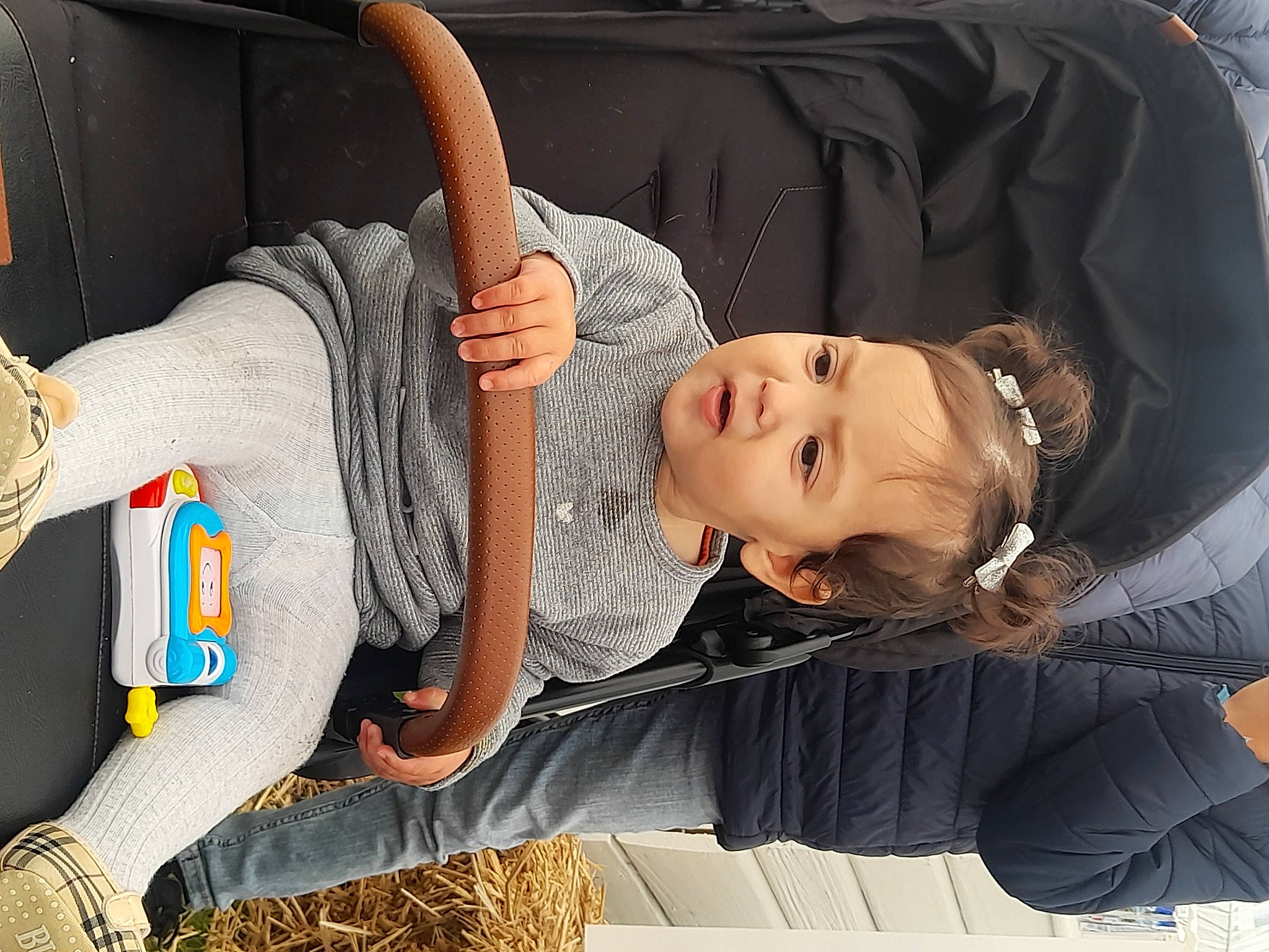 Louna participe au concours pour gagner de l'argent avec cette photo : blond, car_seat, child, comfort, cool, denim, eyelash, eyewear, fashion_accessory, flash_photography, fun, gesture, grass, hairstyle, leisure, mouth, person, plant, portrait_photography, sitting