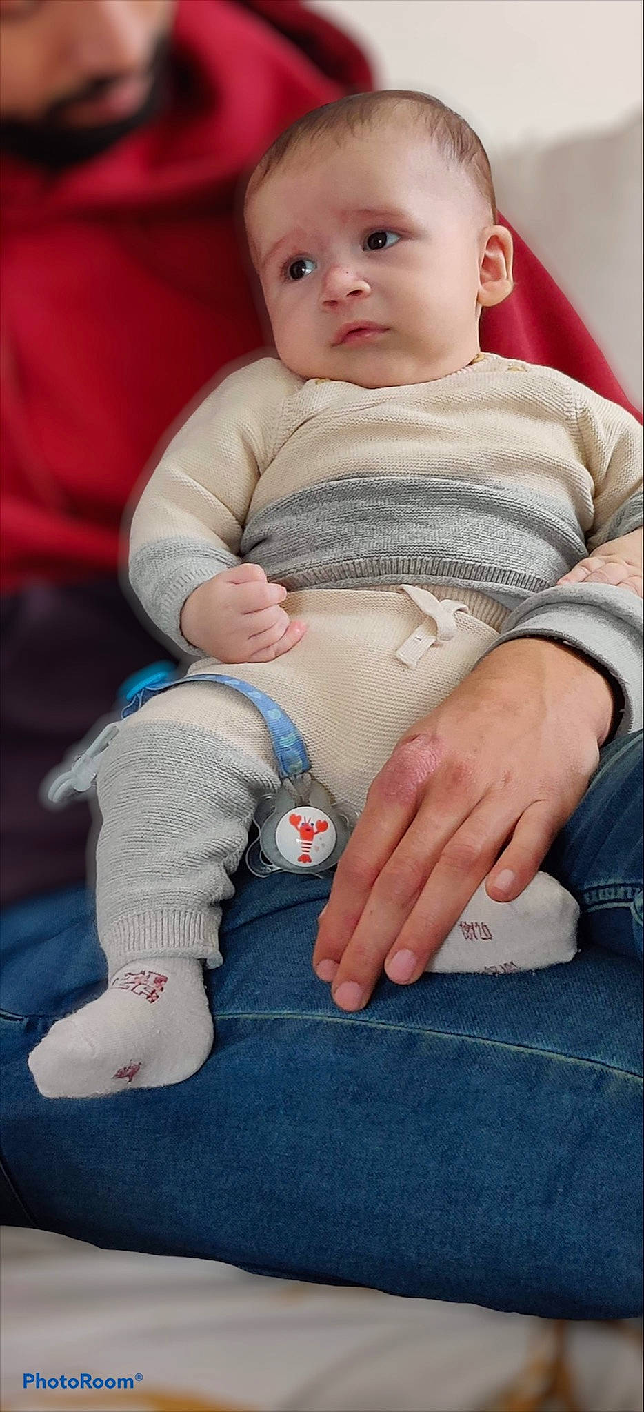 Anas participe au concours pour gagner de l'argent avec cette photo : arm, baby, baby_toddler_clothing, cheek, comfort, elbow, eye, finger, gesture, happy, head, human, joint, knee, mammal, mouth, nail, person, skin, sleeve
