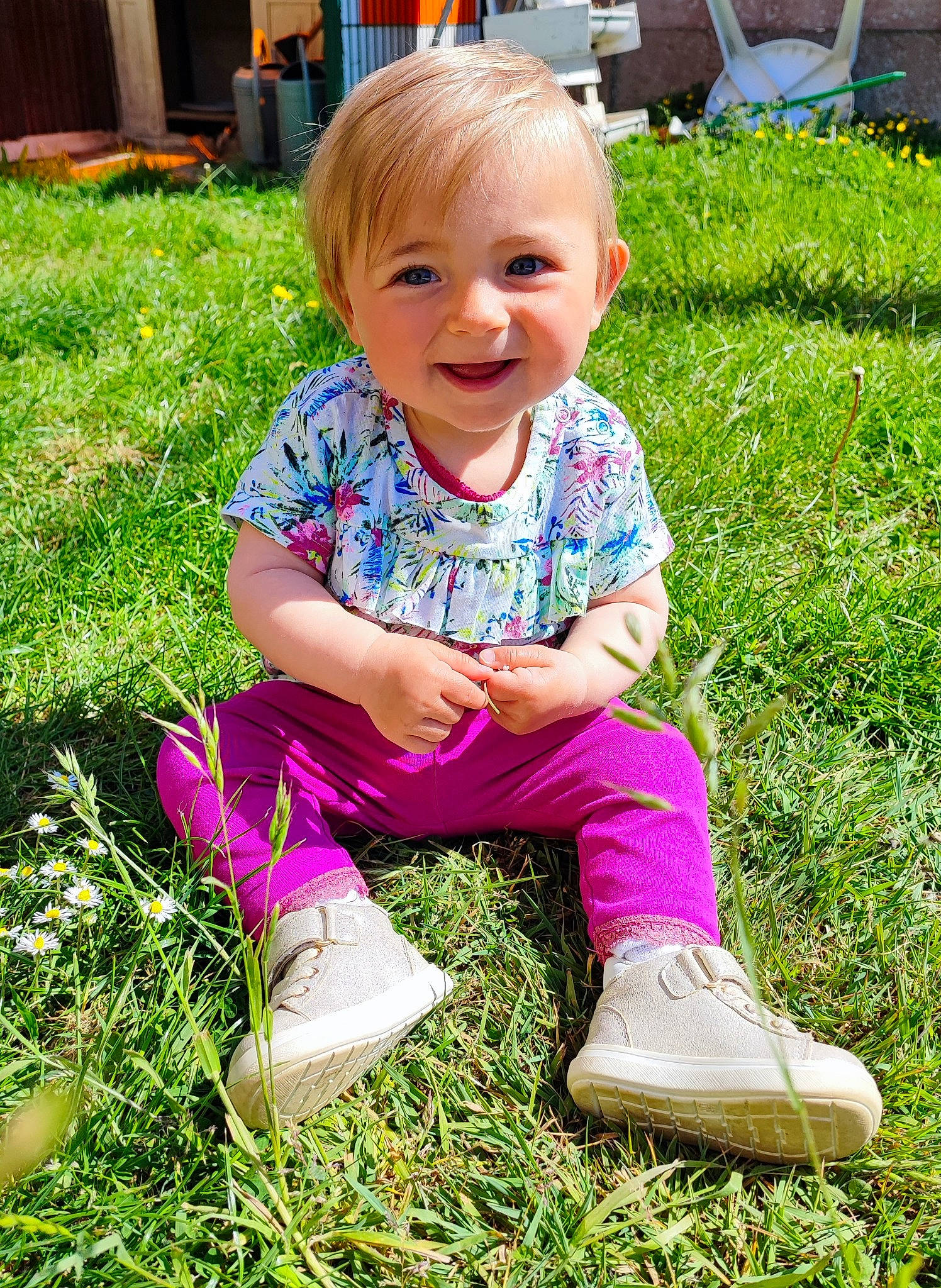 Lyana participe au concours pour gagner de l'argent avec cette photo : baby_toddler_clothing, blond, child, facial_expression, fun, grass, green, groundcover, hairstyle, happy, joy, lawn, leaf, leisure, people_in_nature, person, pink, plant, skin, smile