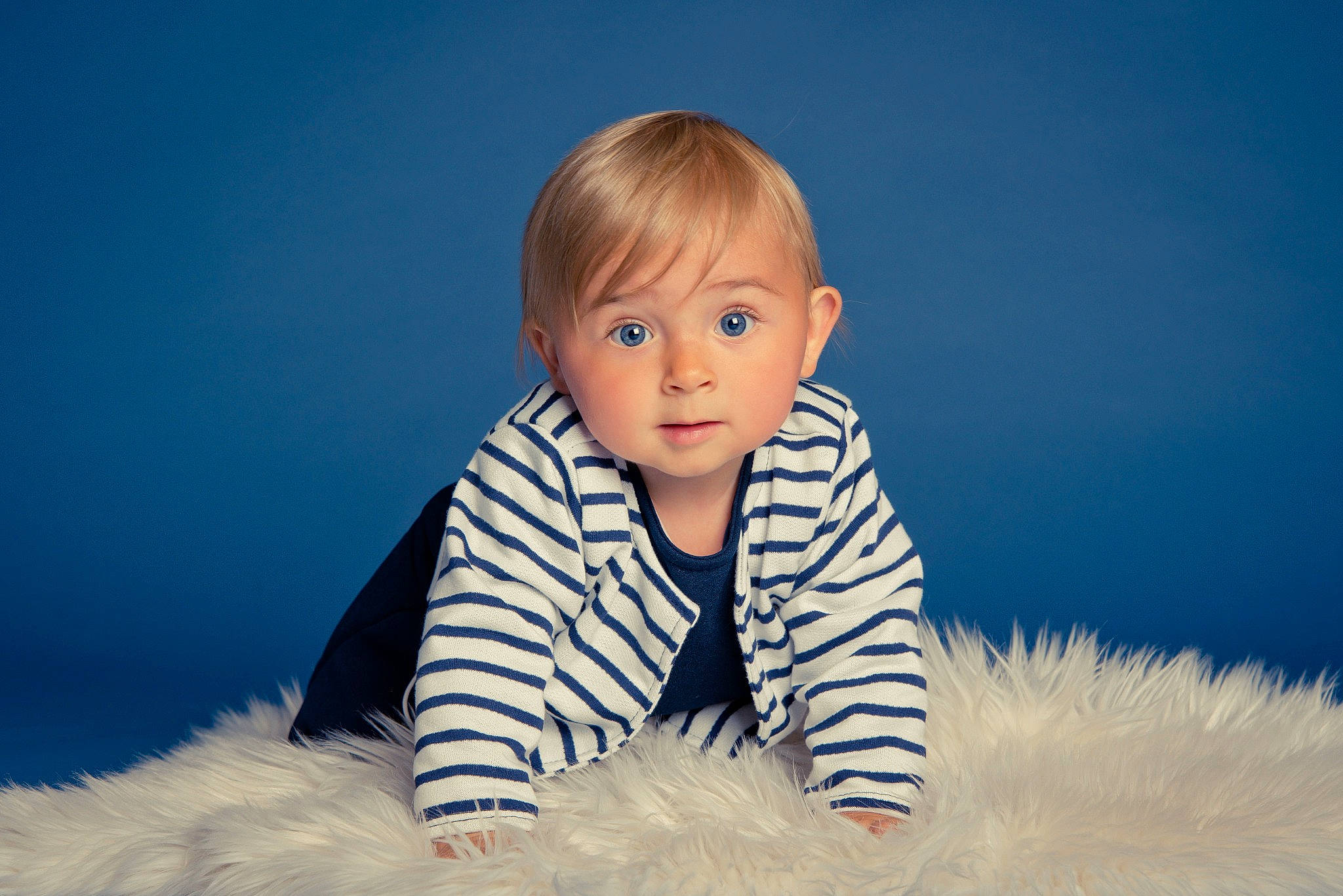 Lyana a rejoint le concours — aidez-le/la à gagner de superbes lots ! baby, baby_crawling, baby_toddler_clothing, beauty, child, comfort, electric_blue, flash_photography, flooring, fun, fur, grass, happy, pattern, people_in_nature, person, sitting, sleeve, toddler, tummy_time