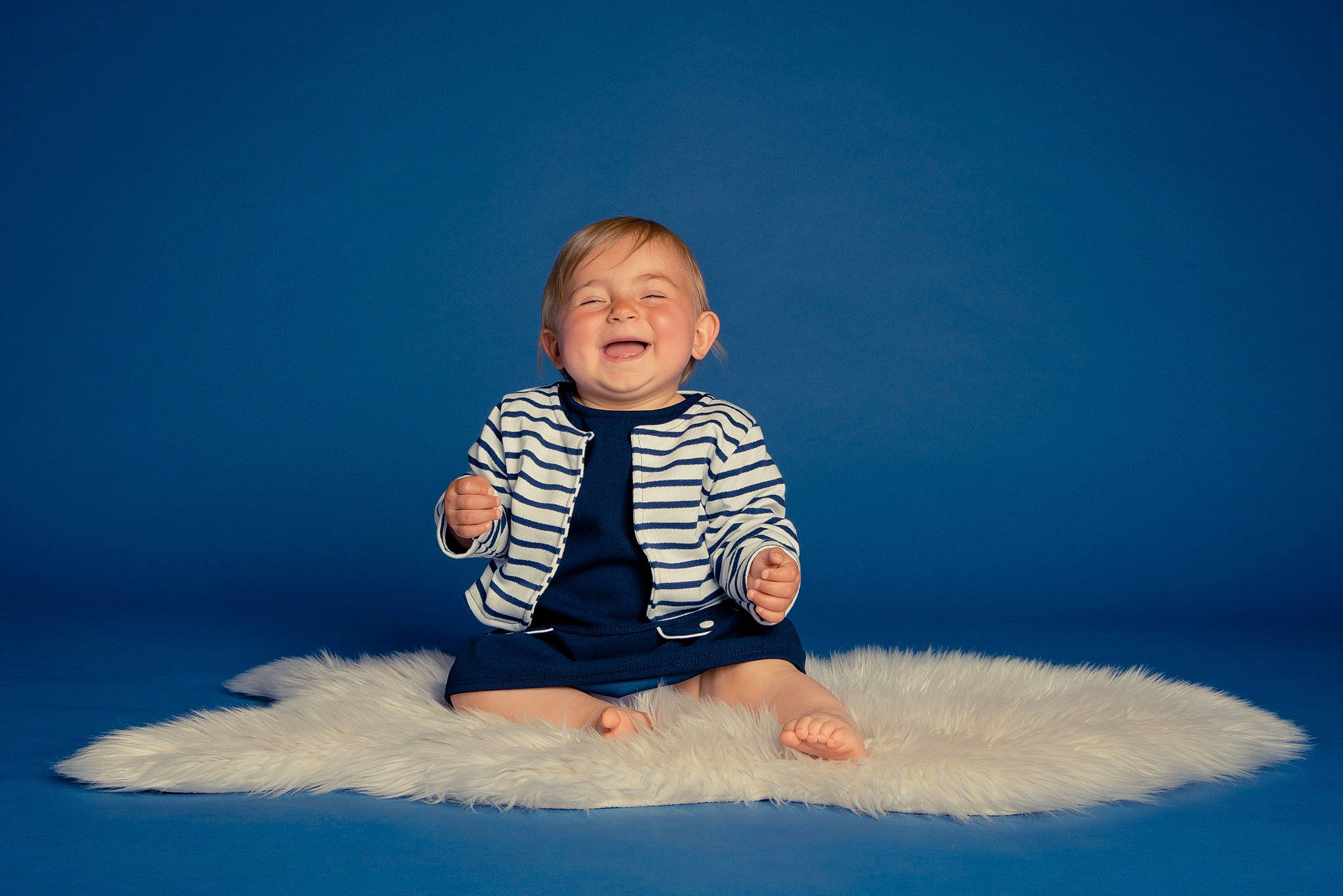Lyana a rejoint le concours — aidez-le/la à gagner de superbes lots ! arm, baby, baby_toddler_clothing, barefoot, elbow, electric_blue, flash_photography, foot, gesture, happy, head, joy, leisure, people_in_nature, person, portrait_photography, sitting, sky, sleeve, t_shirt