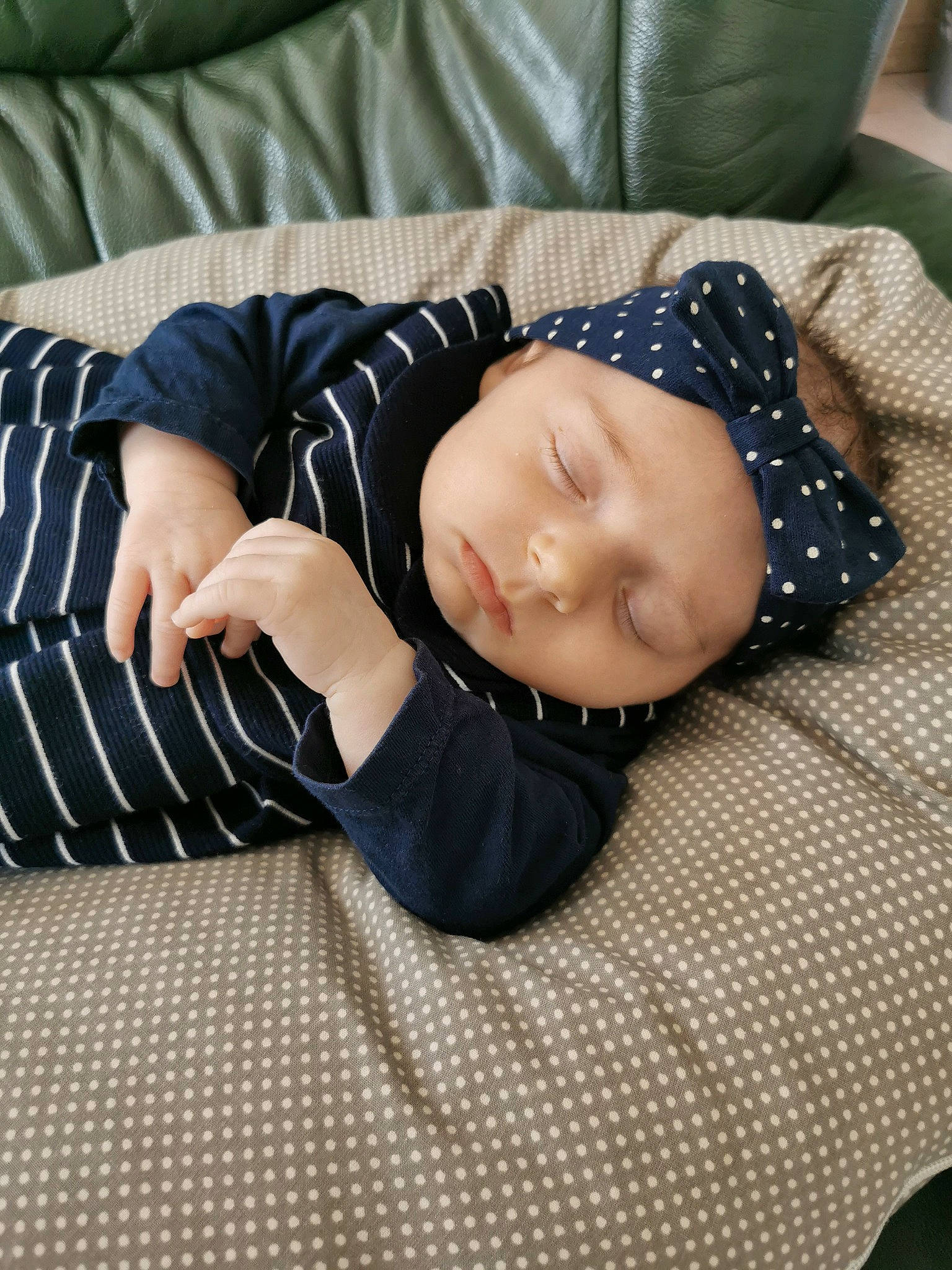 Lyana a rejoint le concours — aidez-le/la à gagner de superbes lots ! baby, baby_sleeping, baby_toddler_clothing, bedtime, child, collar, comfort, eye, face, fashion_accessory, head, headwear, linens, nap, pattern, person, sitting, sleep, sleeve, textile