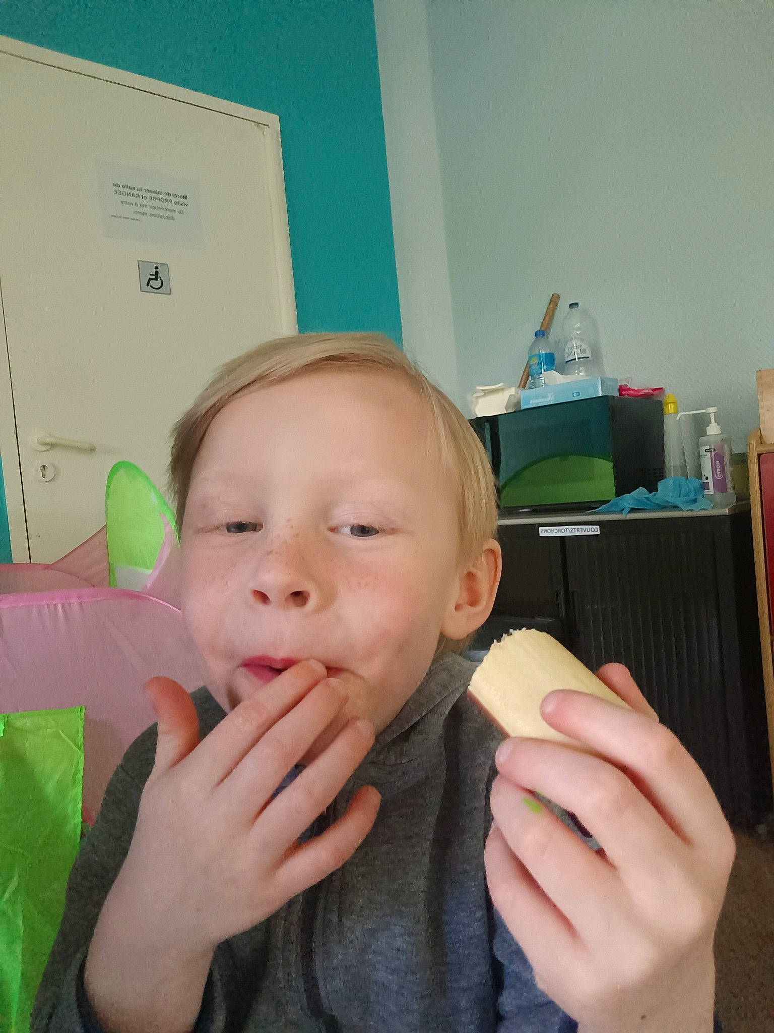 Inenzo a rejoint le concours — aidez-le/la à gagner de superbes lots ! baby, baby_grabbing_for_something, biting, cheek, child, drinkware, eyelash, face, finger, gesture, hand, happy, head, mouth, nail, nose, person, skin, tableware, thumb