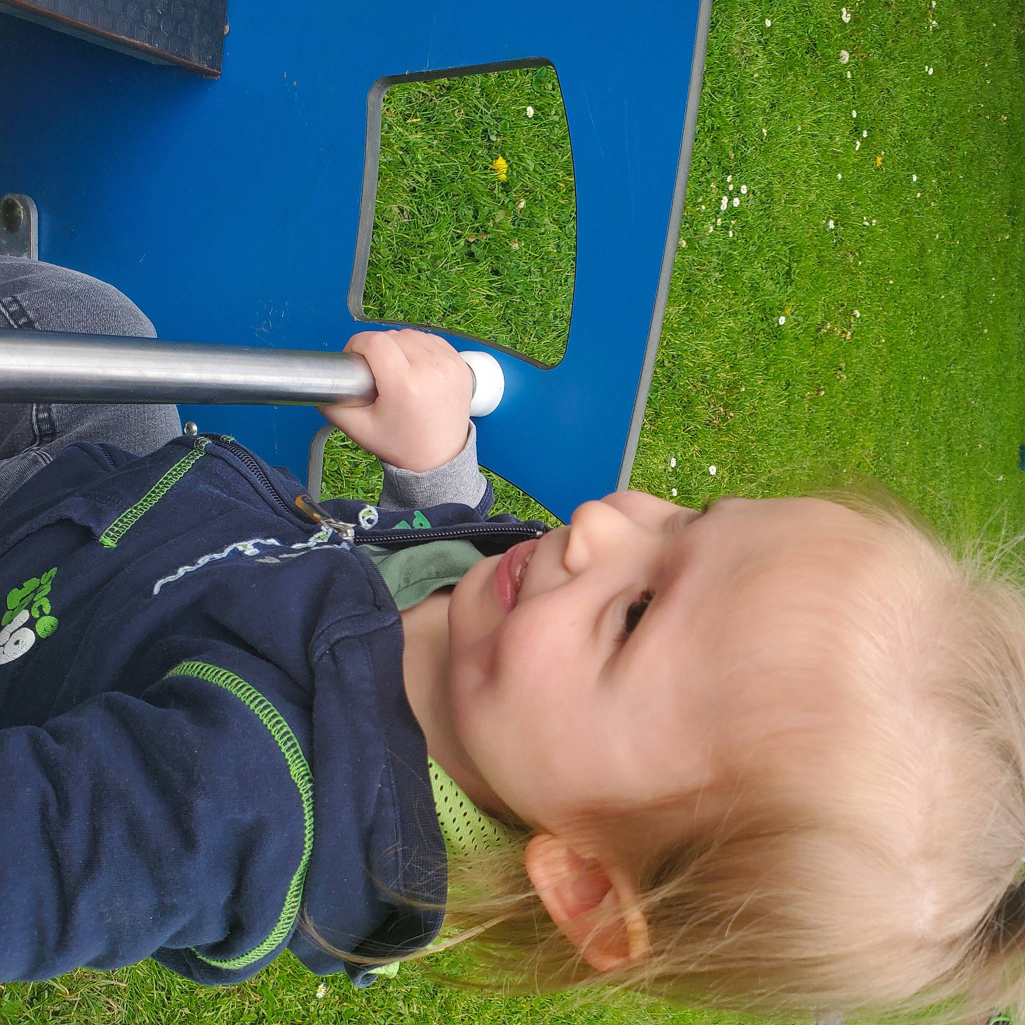 Nahël participe au concours pour gagner de l'argent avec cette photo : baby, child, electric_blue, fictional_character, fun, grass, grassland, lawn, leisure, musical_instrument, people_in_nature, person, personal_protective_equipment, plant, play, recreation, t_shirt, toddler, tree, vehicle_door