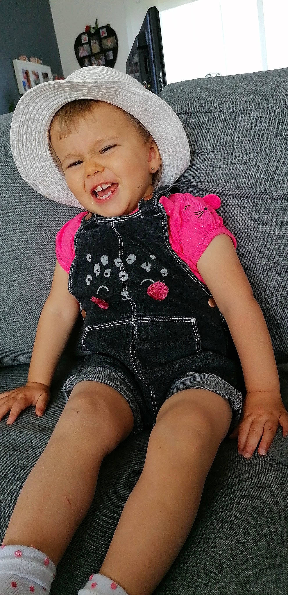 Lysa participe au concours pour gagner de l'argent avec cette photo : arm, baby, baby_toddler_clothing, cheek, child, child_model, clothing, fashion_accessory, fun, hat, headgear, human_leg, leg, person, pink, sitting, skin, sun_hat, thigh, toddler