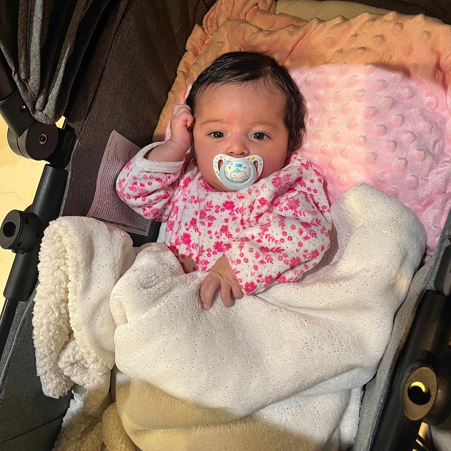 Yousra a rejoint le concours — aidez-le/la à gagner de superbes lots ! baby, blanket, child, clothing, comfort, cozy, cute, face, floral, hand, indoors, infant, newborn, pacifier, person, pink, resting, sleeping_bag, soft, stroller