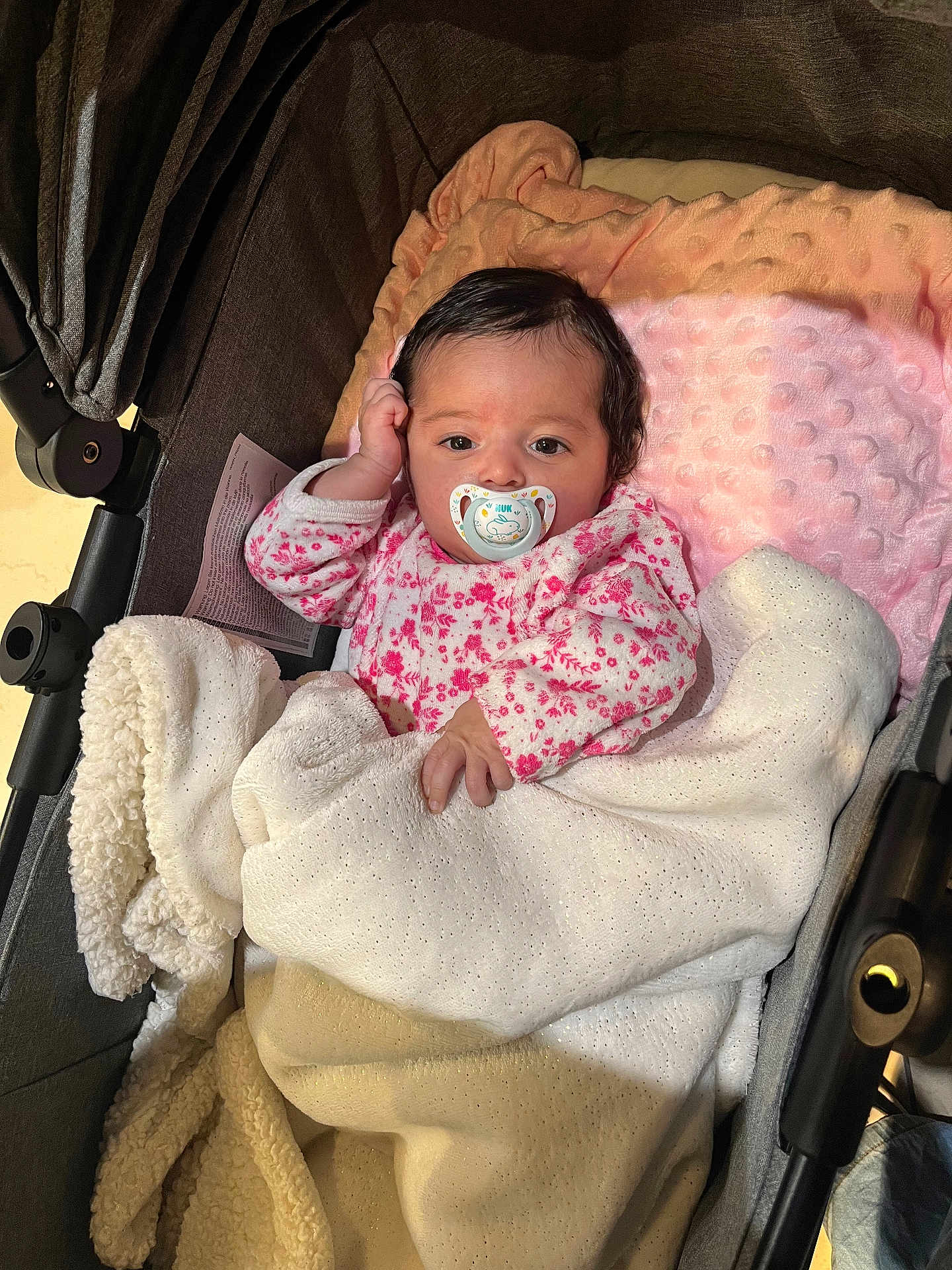Yousra a rejoint le concours — aidez-le/la à gagner de superbes lots ! baby, pacifier, stroller, blanket, pink, floral, infant, clothing, cozy, face, person, hand, sleeping_bag, comfort, indoors, cute, newborn, child, resting, soft