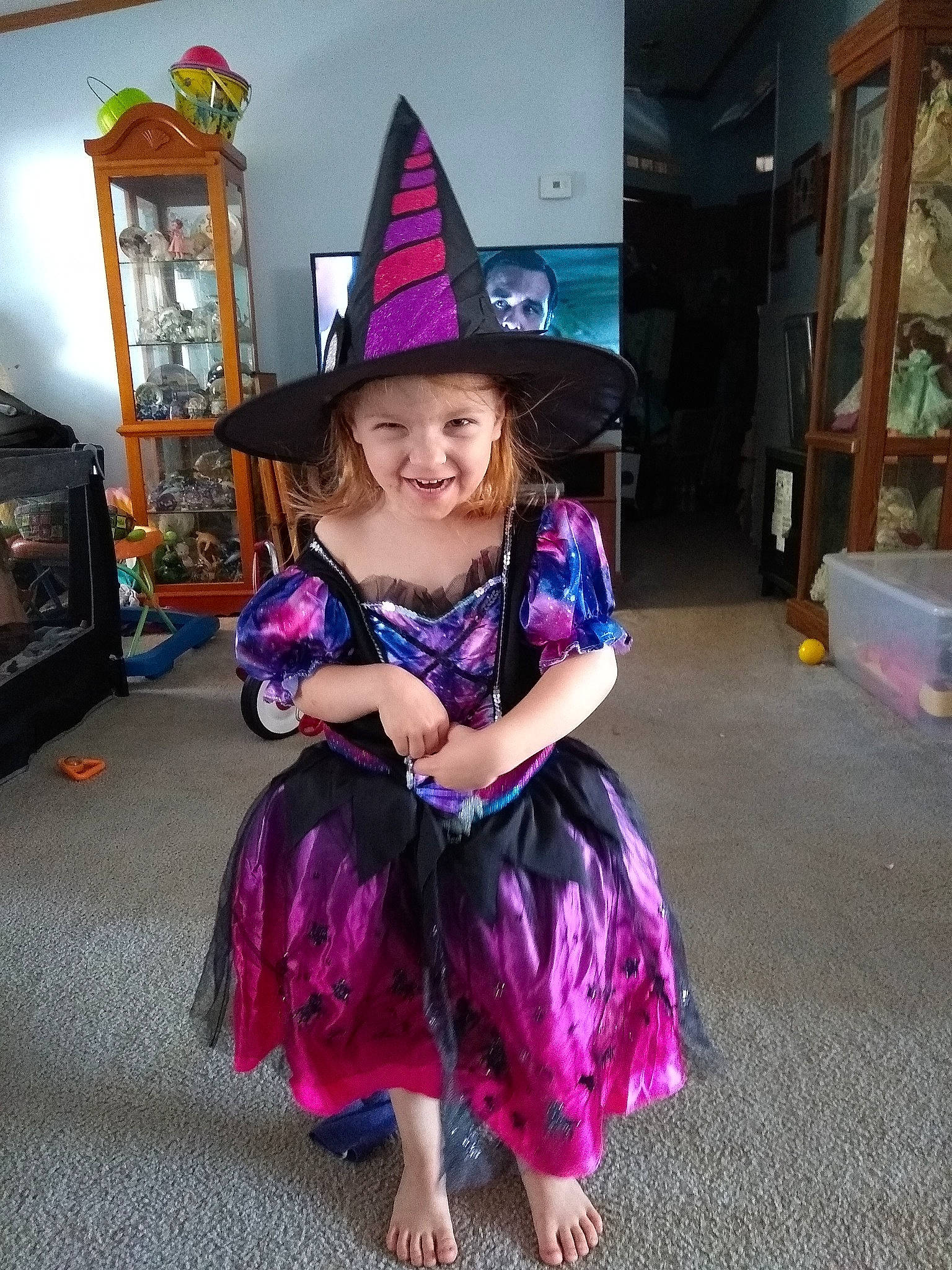 Desirée is registered to the contest to win money with this photo: child, cone, costume, costume_hat, dress, event, fashion_accessory, fun, happy, hat, headgear, headwear, joy, magenta, party_hat, person, pink, purple, smile, sun_hat