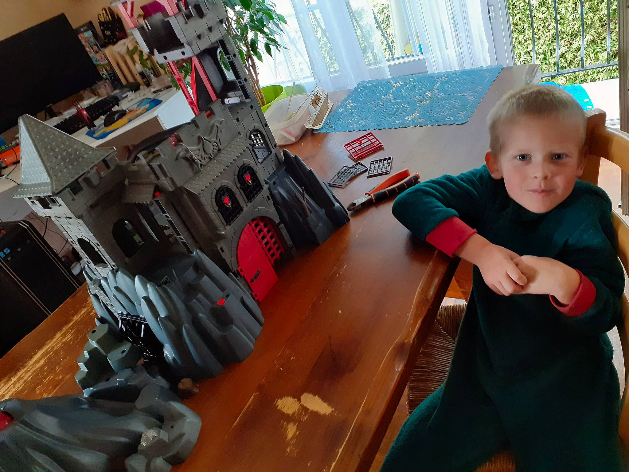 Timéo participe au concours pour gagner de l'argent avec cette photo : child, engineering, flooring, fun, houseplant, leisure, machine, motor_vehicle, office_equipment, person, recreation, room, smile, standing, t_shirt, table, toddler, wood