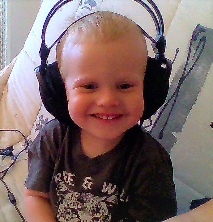 Timéo participe au concours pour gagner de l'argent avec cette photo : audio_equipment, baby, black_hair, cheek, child, cool, ear, electronic_device, face, forehead, gadget, hair_accessory, head, headphones, hearing, joy, person, smile, technology, toddler