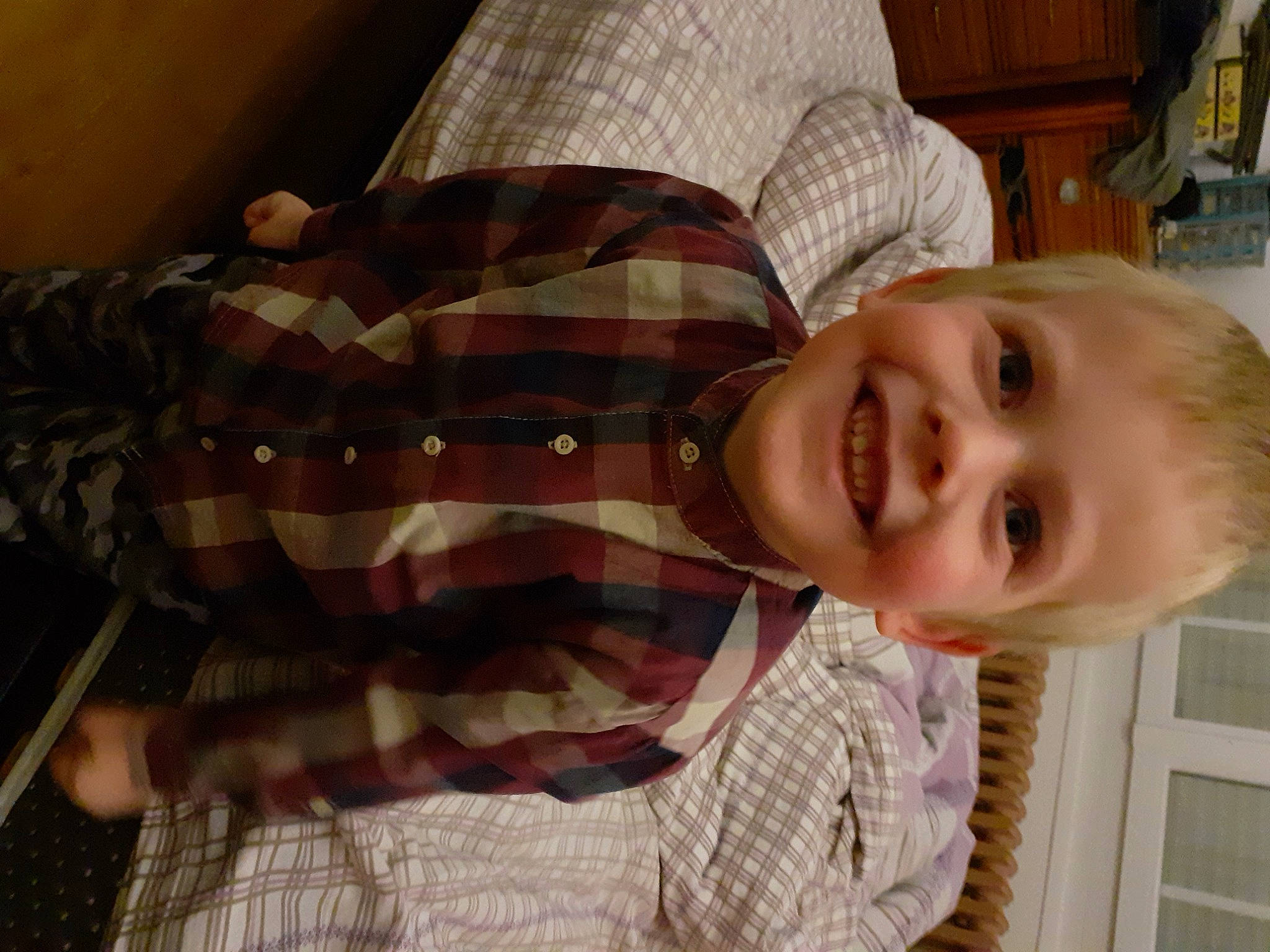 Timéo participe au concours pour gagner de l'argent avec cette photo : baby_toddler_clothing, child, comfort, dress_shirt, elbow, eye, fun, happy, iris, joy, nose, pattern, person, plaid, room, sitting, sleeve, smile, tartan, toddler