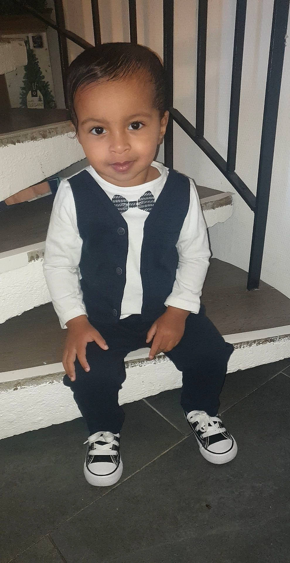 Yanis participe au concours pour gagner de l'argent avec cette photo : baby_toddler_clothing, black, blazer, bow_tie, collar, dress_shirt, electric_blue, fashion_design, footwear, formal_wear, joy, knee, person, sitting, sleeve, smile, street_fashion, t_shirt, tie, toddler