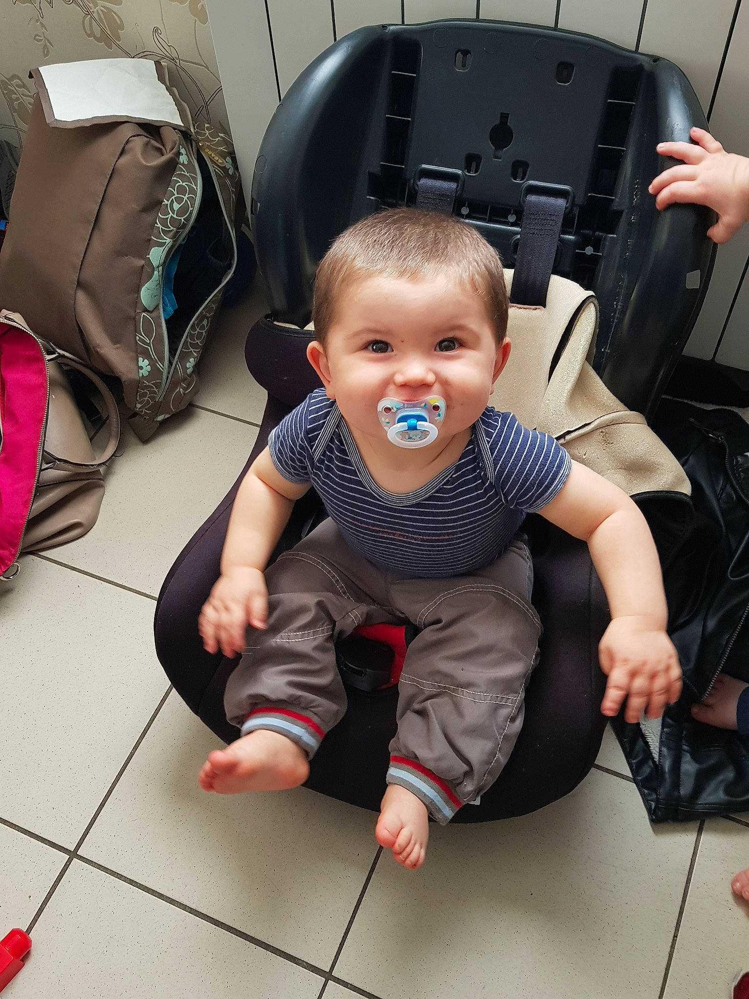 Kenzo a rejoint le concours — aidez-le/la à gagner de superbes lots ! baby_products, car_seat, child, fun, girl, infant, joy, leg, person, product, sitting, smile, toddler