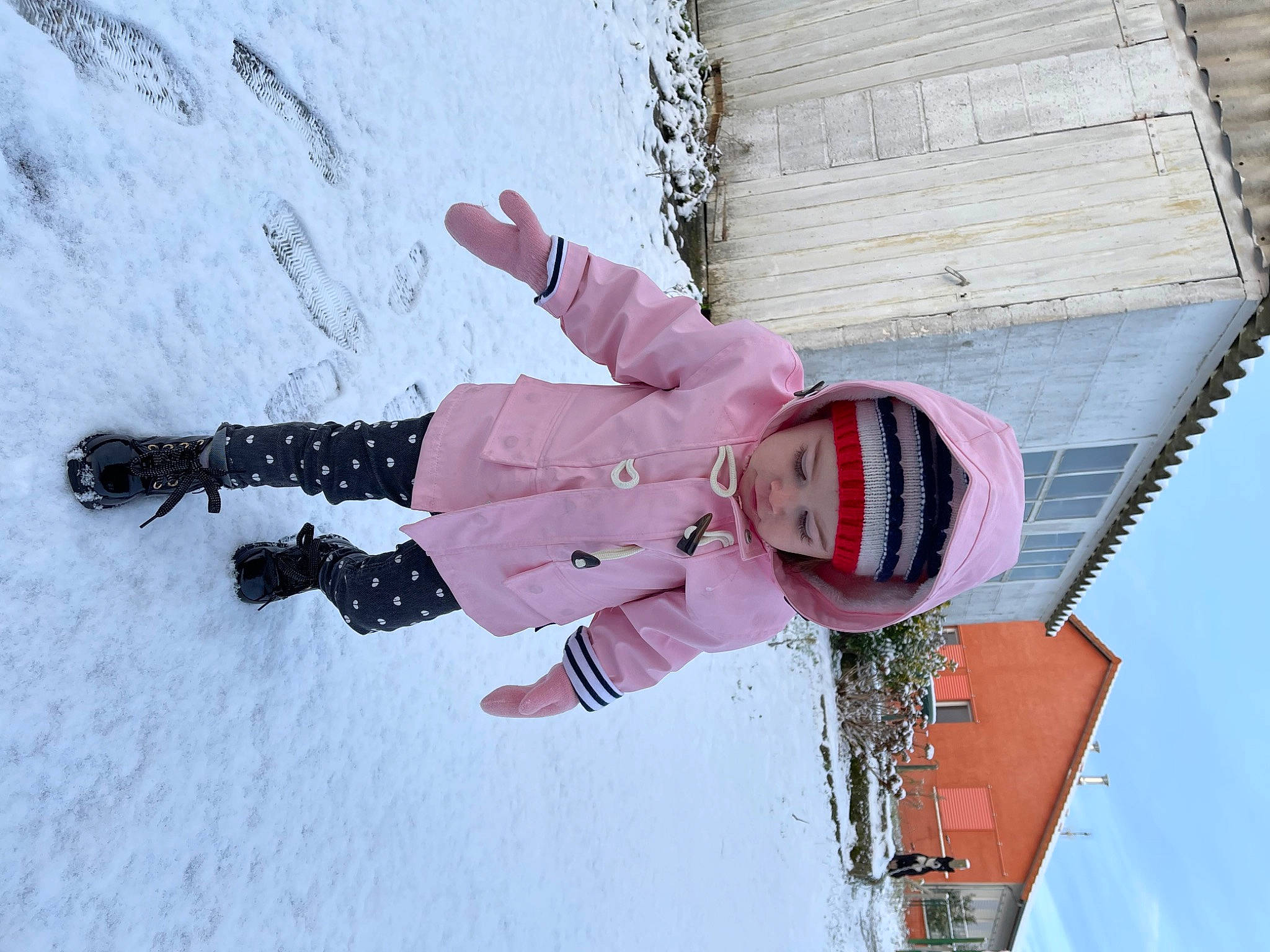 Azélya participe au concours pour gagner de l'argent avec cette photo : carmine, child, freezing, fun, glove, headwear, leisure, line, magenta, outdoor_shoe, person, pink, recreation, sky, slope, smile, snow, sports_equipment, toddler, walking_shoe