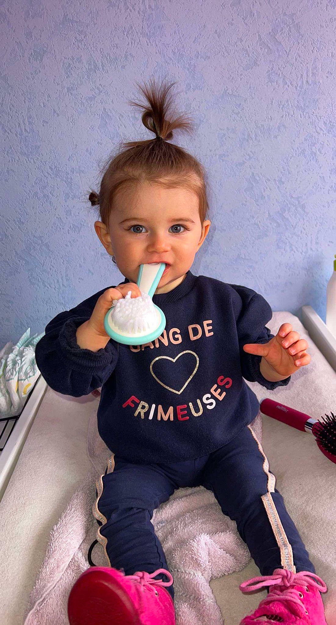 Azélya a rejoint le concours — aidez-le/la à gagner de superbes lots ! baby, baby_toddler_clothing, child, comfort_food, dessert, fun, happy, ice_cream, icing, person, play, sitting, sleeve, sock, sweetness, t_shirt, toddler, top