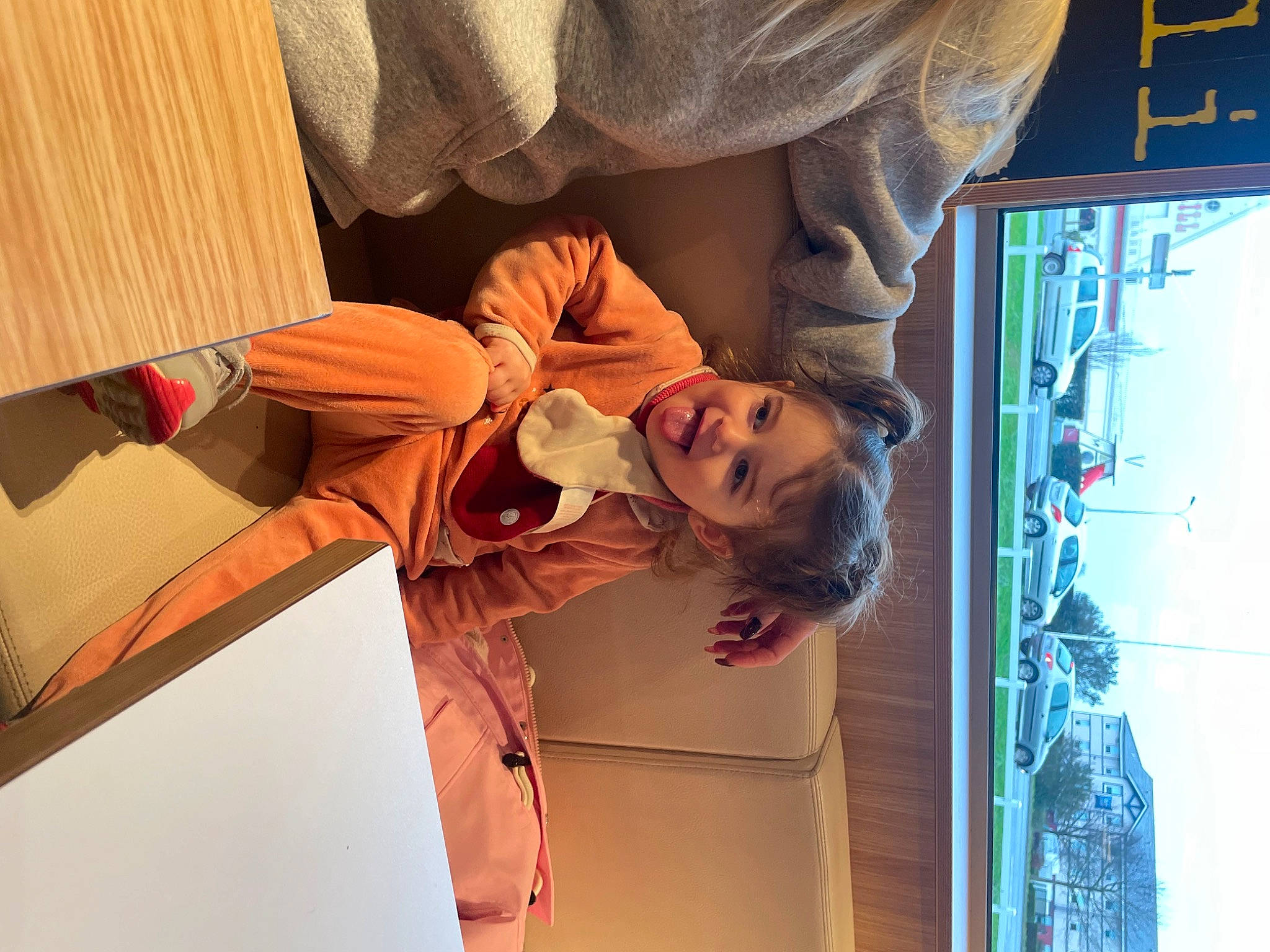 Azélya a rejoint le concours — aidez-le/la à gagner de superbes lots ! child, fun, machine, person, room, tree, window