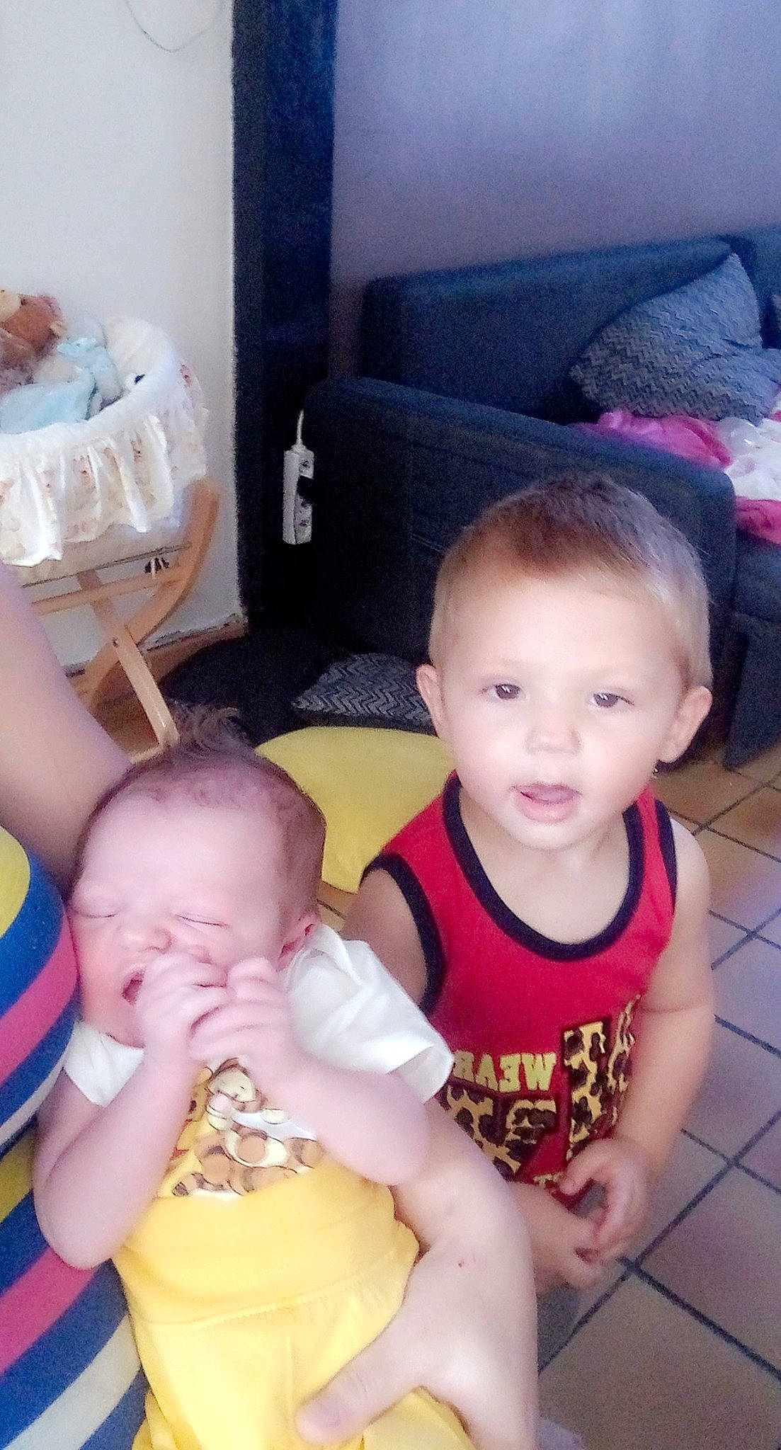 Timeo participe au concours pour gagner de l'argent avec cette photo : arm, baby, baby_toddler_clothing, cheek, comfort, eye, face, facial_expression, finger, hairstyle, head, human_body, leg, mammal, mouth, nose, person, photograph, skin, smile