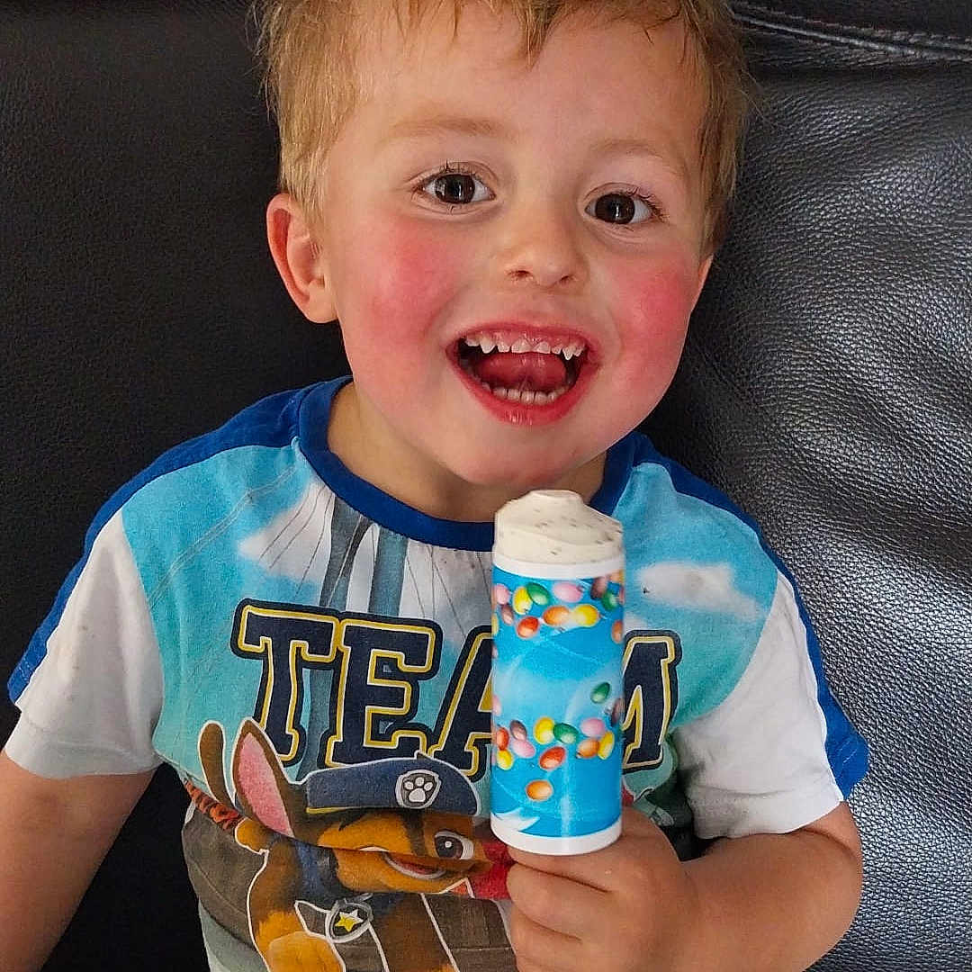 Timothée a rejoint le concours — aidez-le/la à gagner de superbes lots ! boy, candy, cartoon, child, couch, cute, face, food, fun, happy, ice_cream, leather, portrait, rosy_cheeks, shirt, shorts, sitting, smile, snack, summer