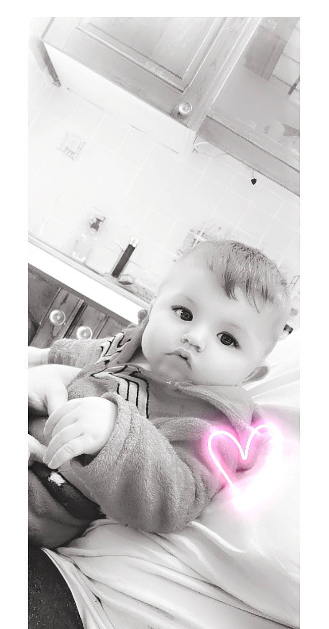 William a rejoint le concours — aidez-le/la à gagner de superbes lots ! baby, baby_products, baby_toddler_clothing, bathing, black_and_white, cheek, child, eyelash, gesture, happy, monochrome, monochrome_photography, person, photograph, portrait_photography, room, sitting, snapshot, stock_photography, style