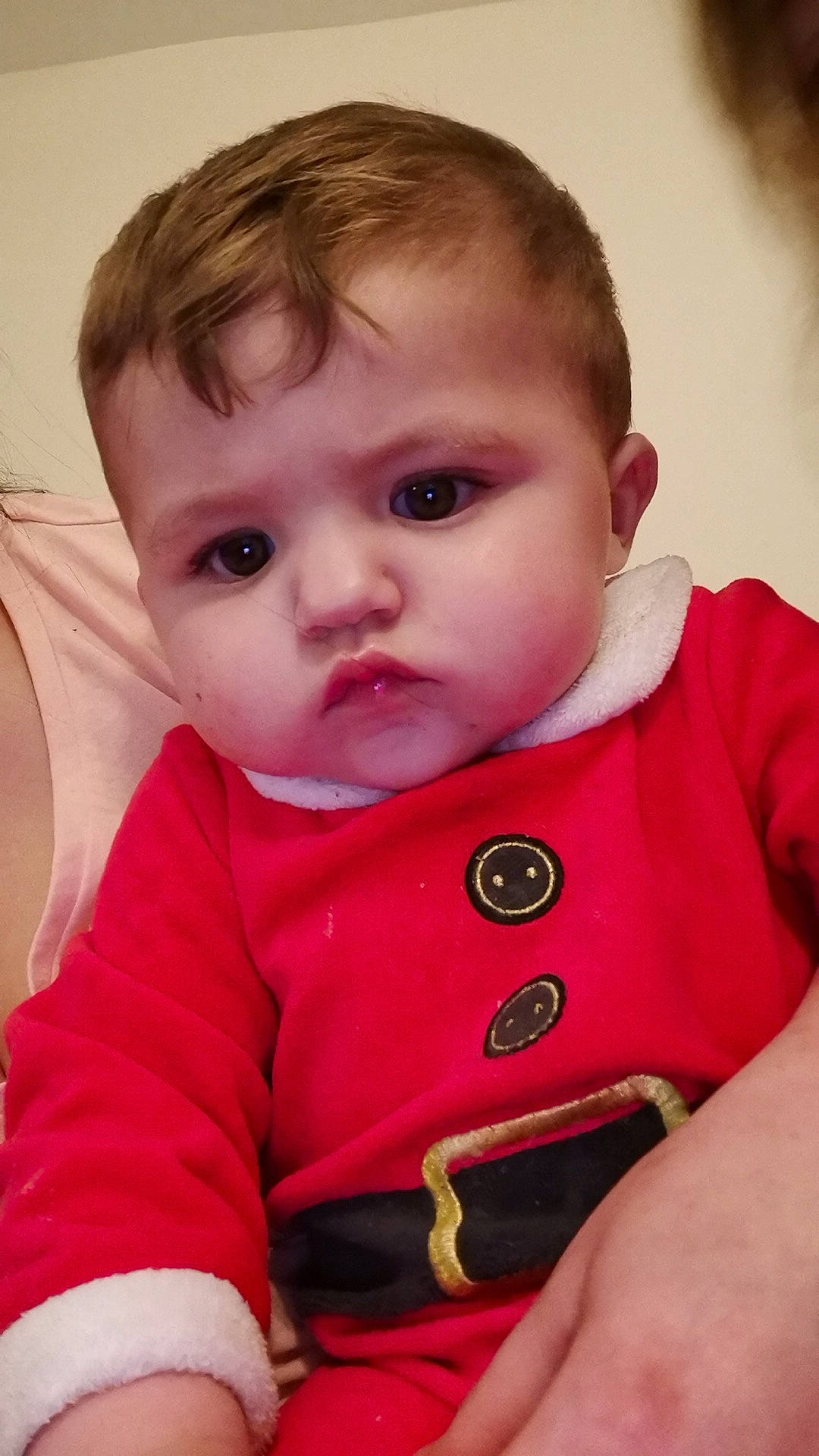 William a rejoint le concours — aidez-le/la à gagner de superbes lots ! baby, baby_toddler_clothing, cheek, chin, collar, comfort, eyelash, facial_expression, finger, happy, iris, lip, mouth, neck, nose, outerwear, person, skin, sleeve, t_shirt