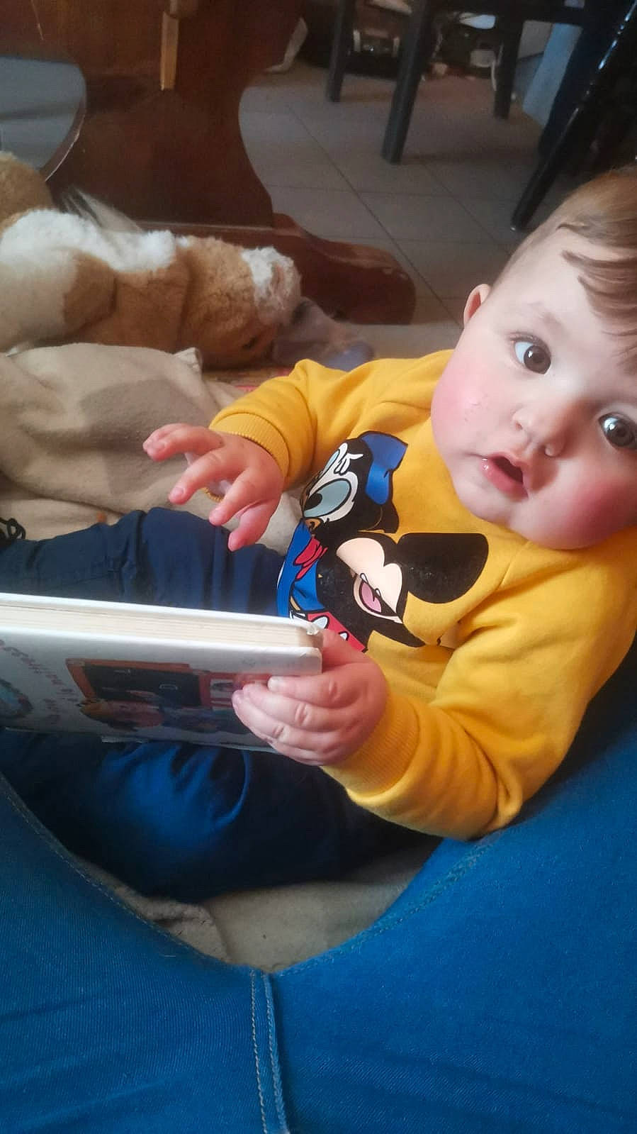 William participe au concours pour gagner de l'argent avec cette photo : baby, baby_products, baby_toddler_clothing, cheek, child, elbow, eyelash, finger, fun, hand, happy, head, human_leg, lap, leisure, nail, person, sitting, toddler, toy