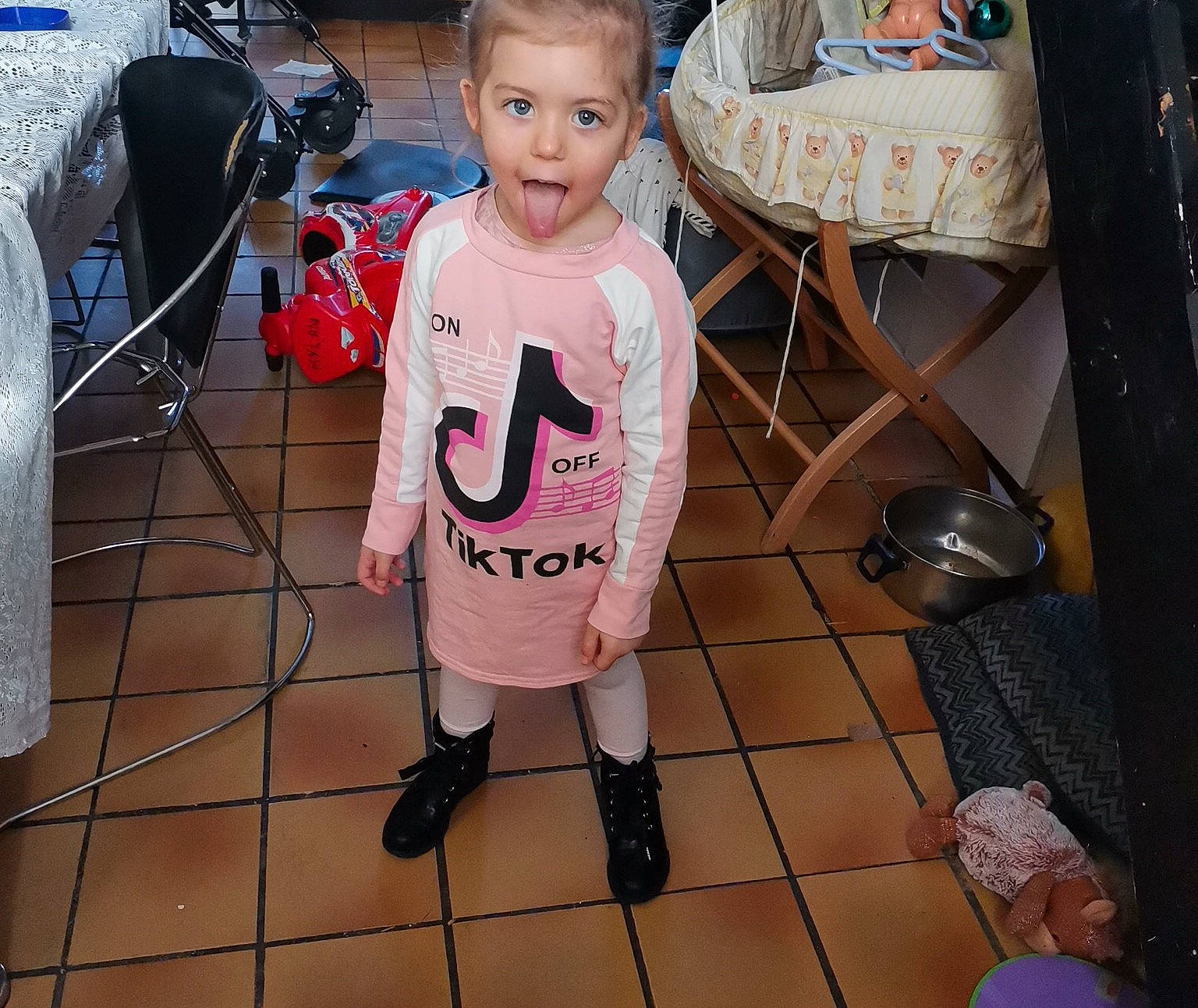 Anais a rejoint le concours — aidez-le/la à gagner de superbes lots ! baby_carriage, baby_products, baby_toddler_clothing, bag, black, chair, child, floor, flooring, fun, happy, luggage_and_bags, person, room, sandal, shoe, shopping, shorts, snapshot, sneakers