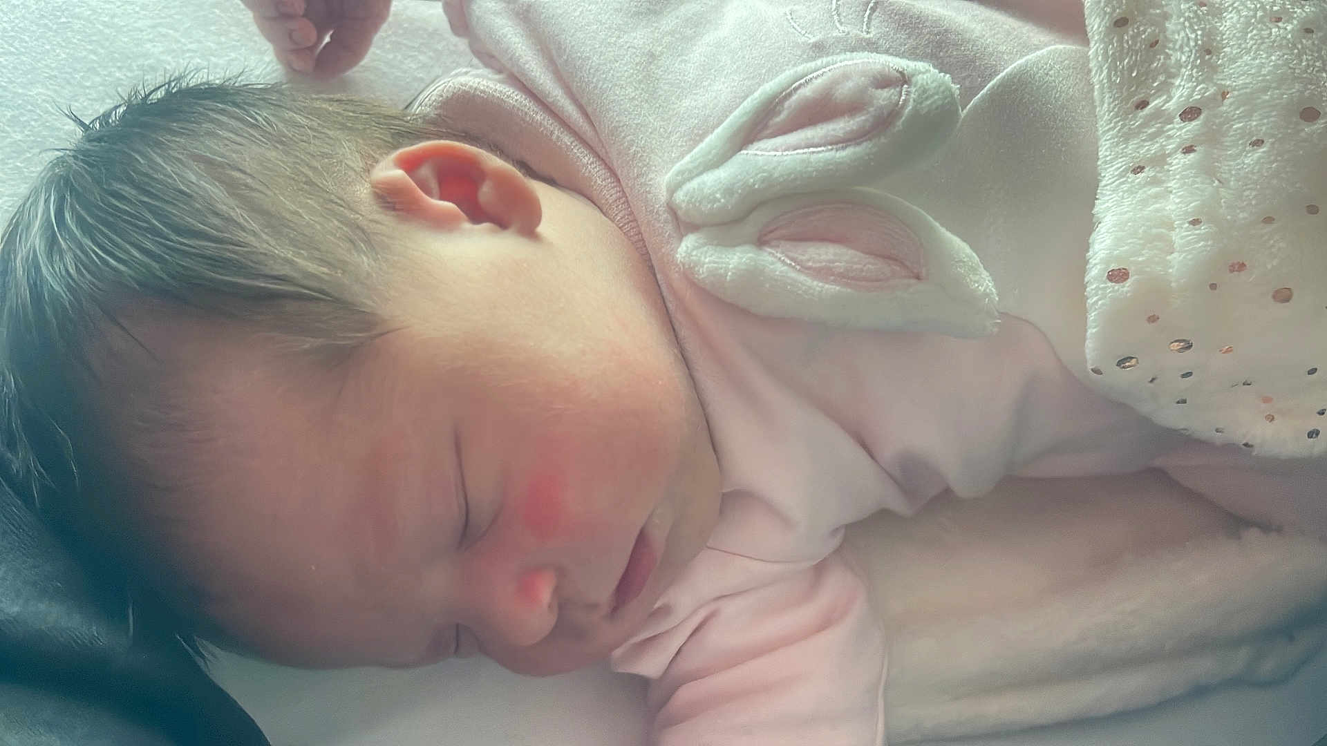 Layana a rejoint le concours — aidez-le/la à gagner de superbes lots ! baby, sleeping, infant, pink_clothing, blanket, rosy_cheeks, soft_texture, peaceful, resting, closeup, face, head, newborn, skin, human, child, cute, indoors, portrait, cozy