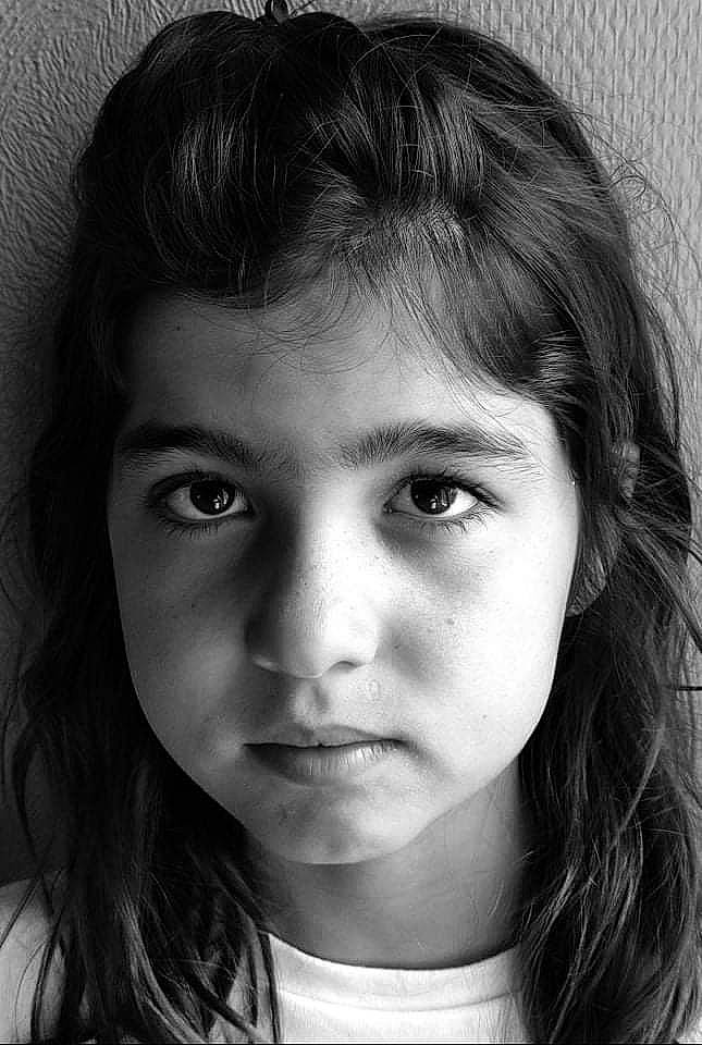 Maëva participe au concours pour gagner de l'argent avec cette photo : black, black_and_white, cheek, chin, eye, eyebrow, eyelash, face, flash_photography, forehead, head, iris, jaw, lip, mouth, neck, nose, person, photograph, skin