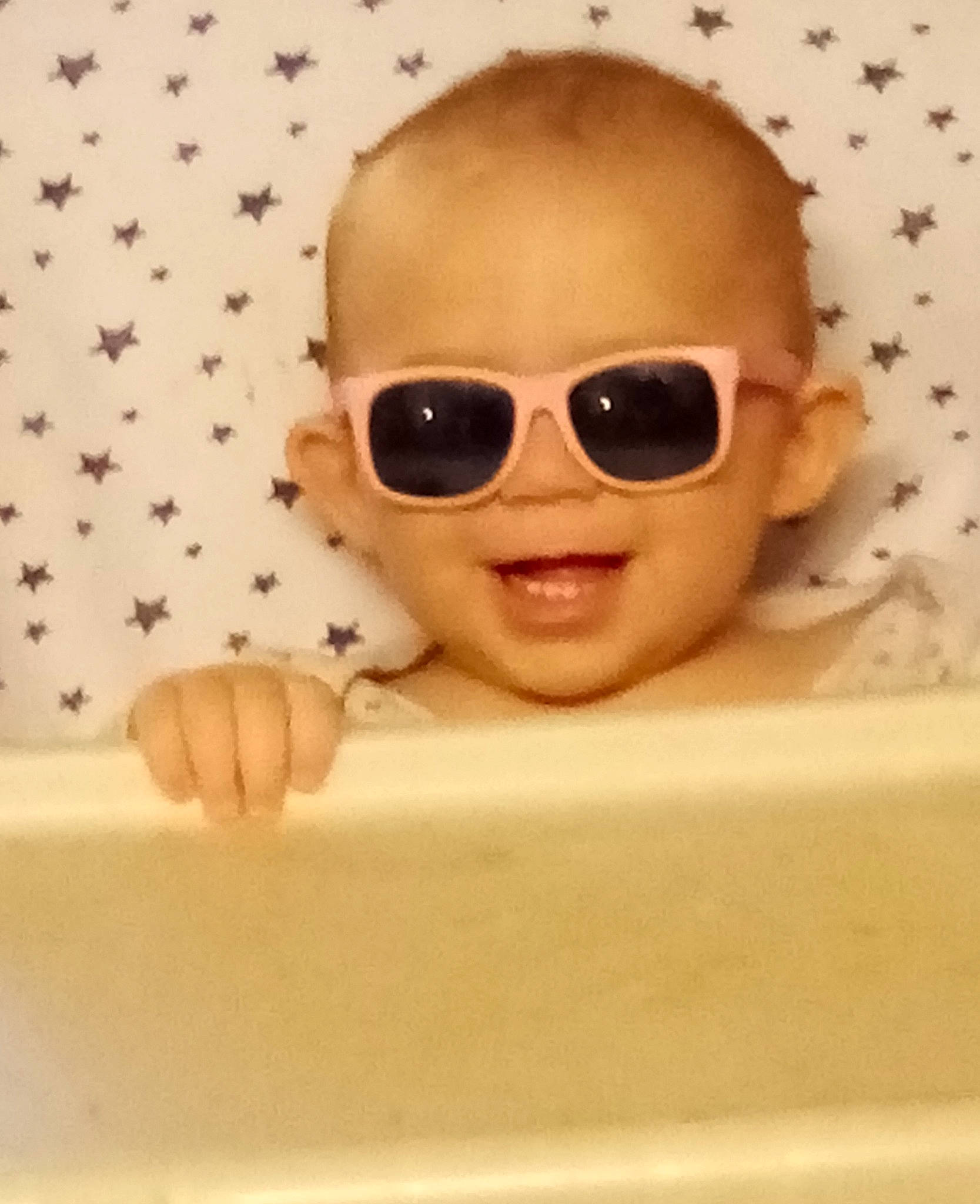 Nino participe au concours pour gagner de l'argent avec cette photo : child, chin, cool, ear, eyewear, face, forehead, glasses, head, person, skin, smile, sunglasses, vision_care