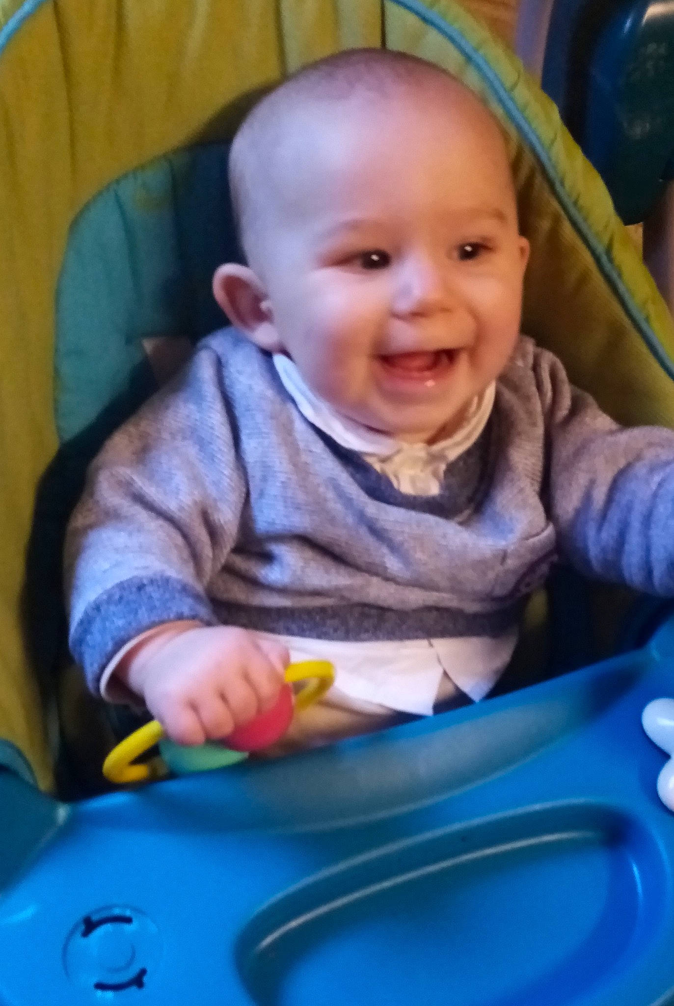 Nino participe au concours pour gagner de l'argent avec cette photo : baby, baby_products, baby_toys, child, joy, person, play, product, sitting, smile, toddler, toy