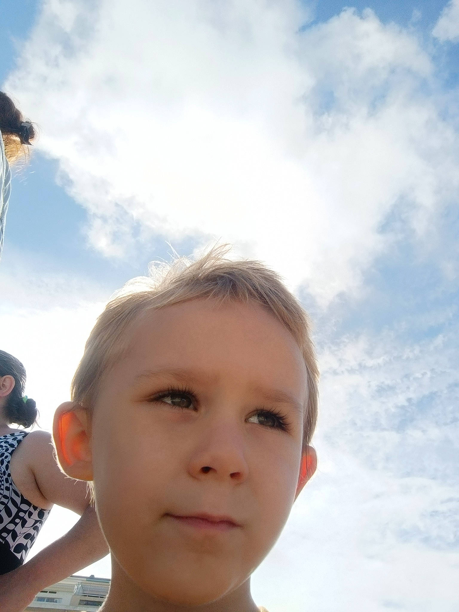 Nino participe au concours pour gagner de l'argent avec cette photo : child, cloud, cumulus, eyewear, flash_photography, fun, happy, leisure, meteorological_phenomenon, ocean, person, portrait_photography, sky, t_shirt, temple, toddler, travel, vacation, wind, wing