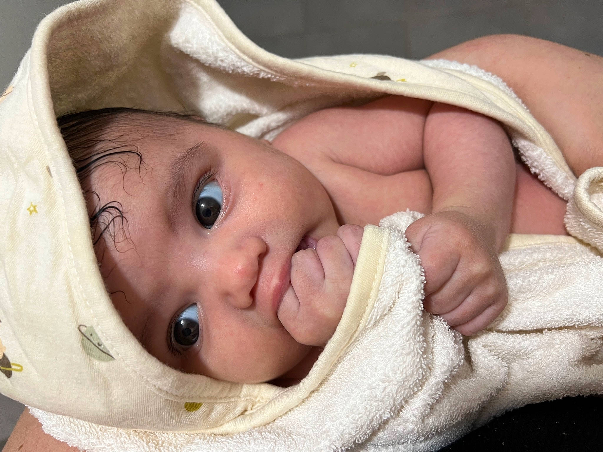 Yazid participe au concours pour gagner de l'argent avec cette photo : baby, baby_toddler_clothing, cheek, child, close_up, comfort, ear, eye, eyebrow, eyelash, face, gesture, head, headgear, headwear, linens, lip, mouth, nose, person