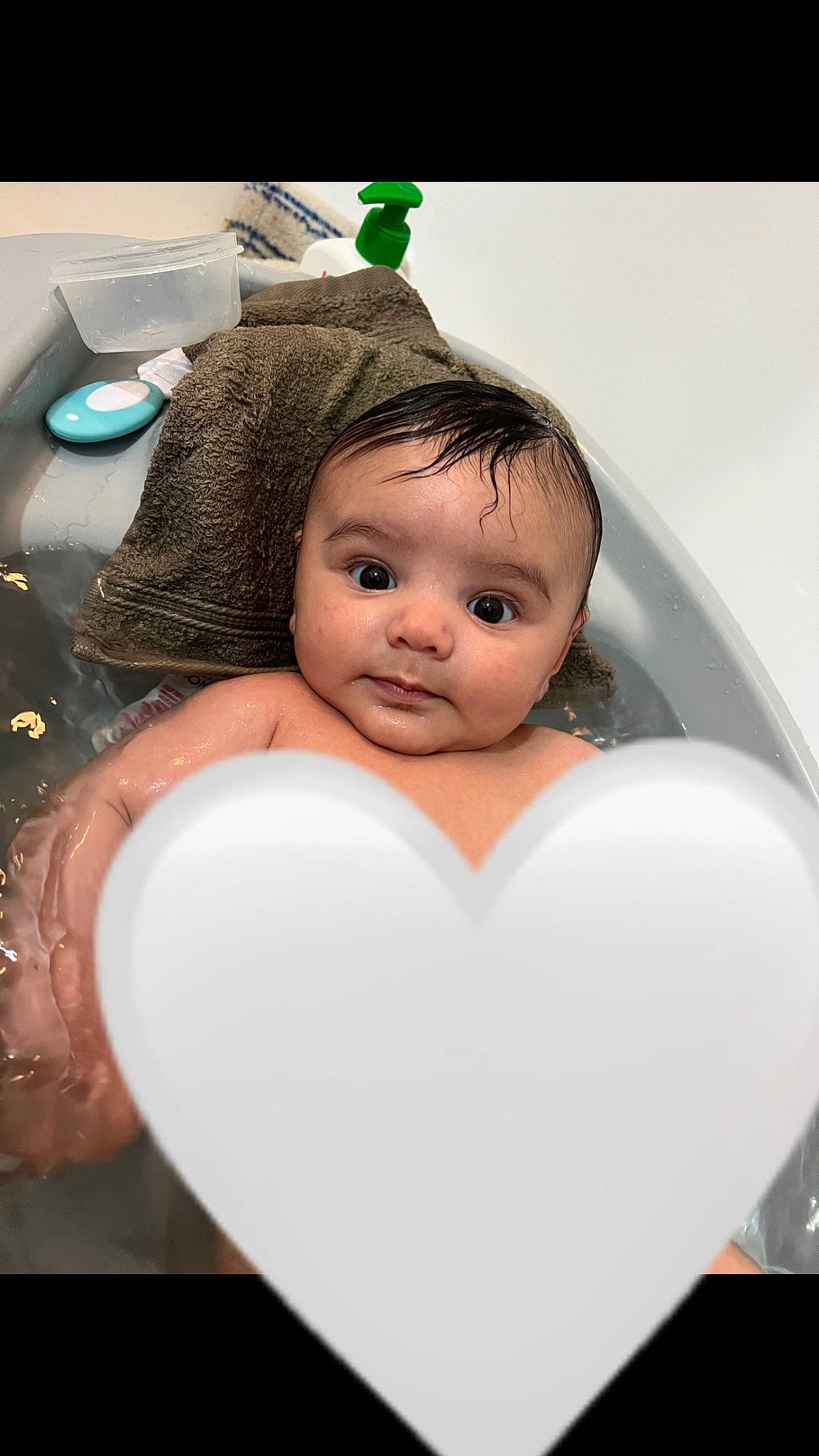 Yazid participe au concours pour gagner de l'argent avec cette photo : abdomen, baby, bathing, black_hair, chest, child, eyebrow, eyelash, fashion_accessory, fictional_character, flash_photography, fun, happy, illustration, jewellery, person, portrait_photography, room, sitting, toddler